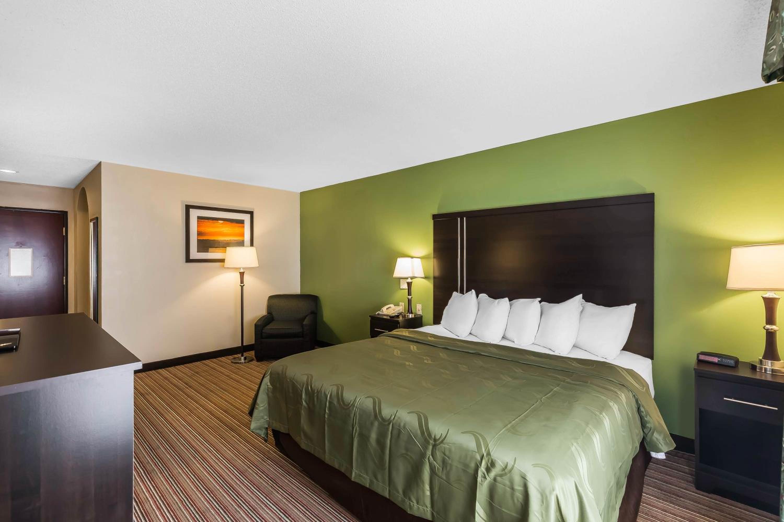Efficiency King Room - Accessible/Non Smoking - Photo 2
