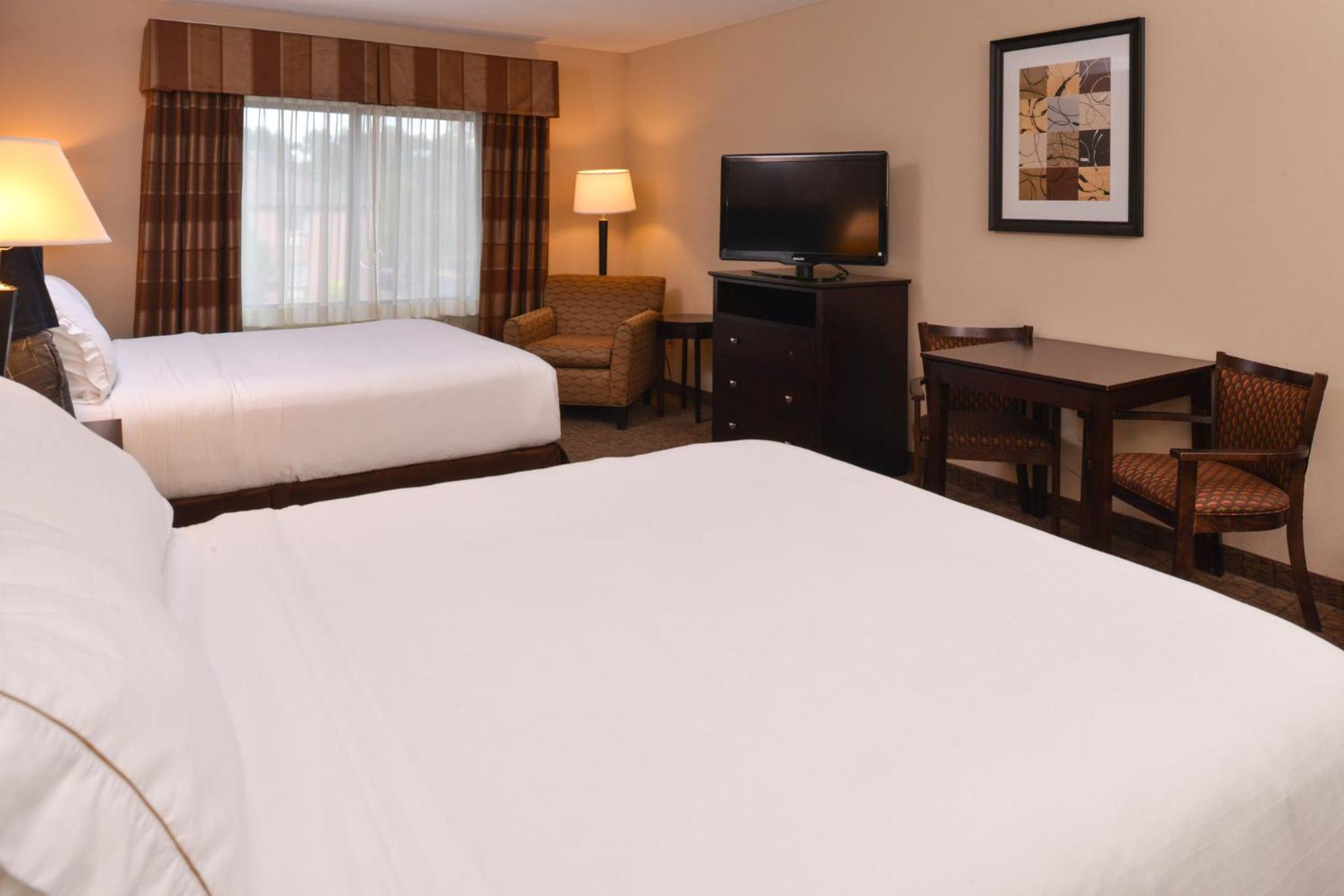 Queen Room with Two Queen Beds - Mobility Access Tub/Non-Smoking - Photo 8