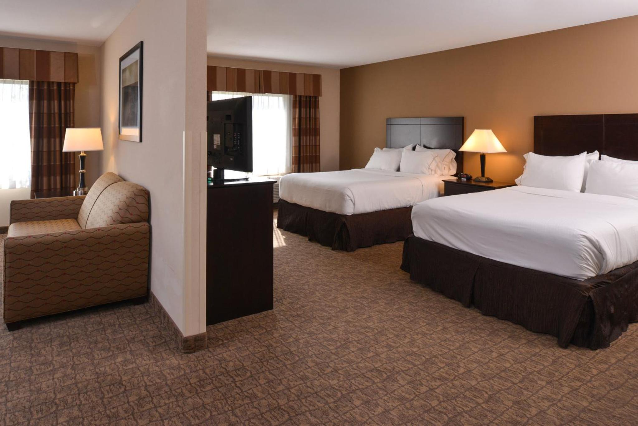 Queen Suite - Photo 10