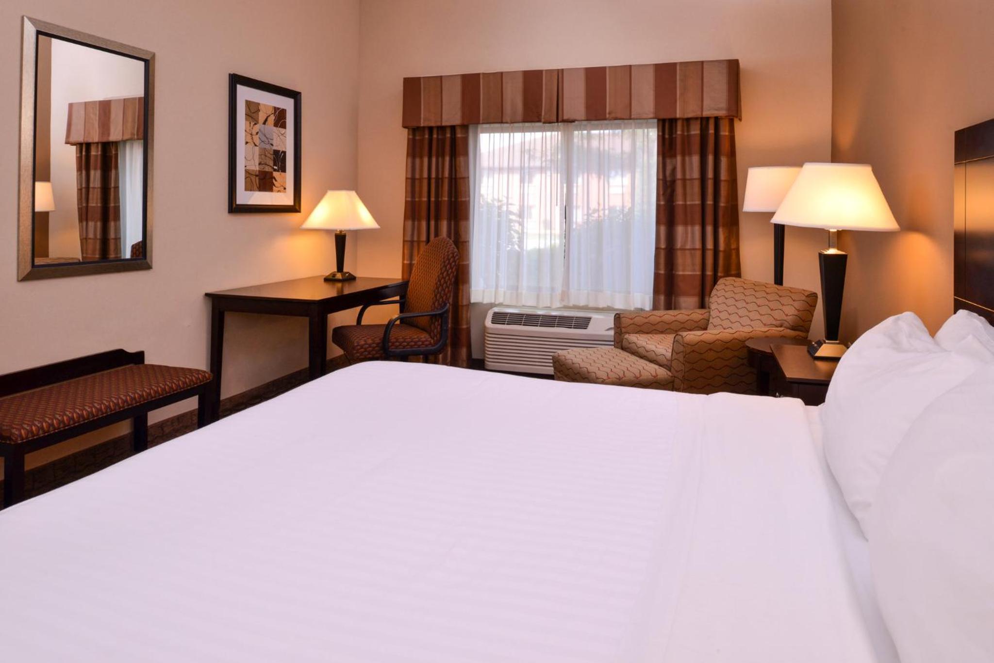 Standard King Room with Minifridge - Photo 9