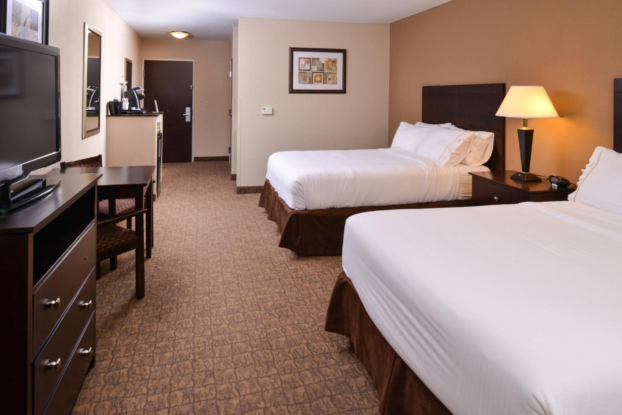 Standard Room with Two Queen Beds - Photo 9