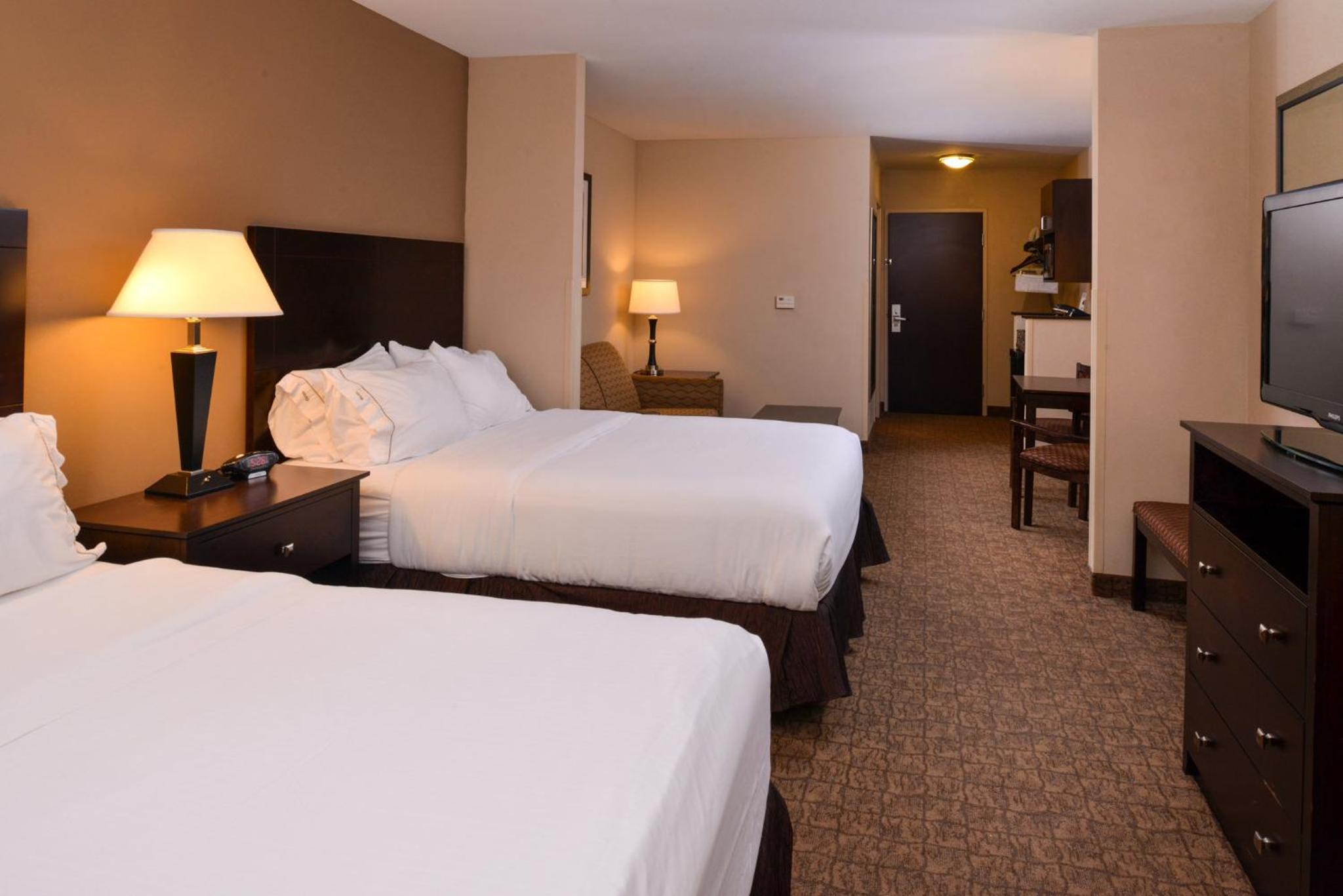 Standard Queen Room with Two Queen Beds and Extra Floor Space - Photo 6