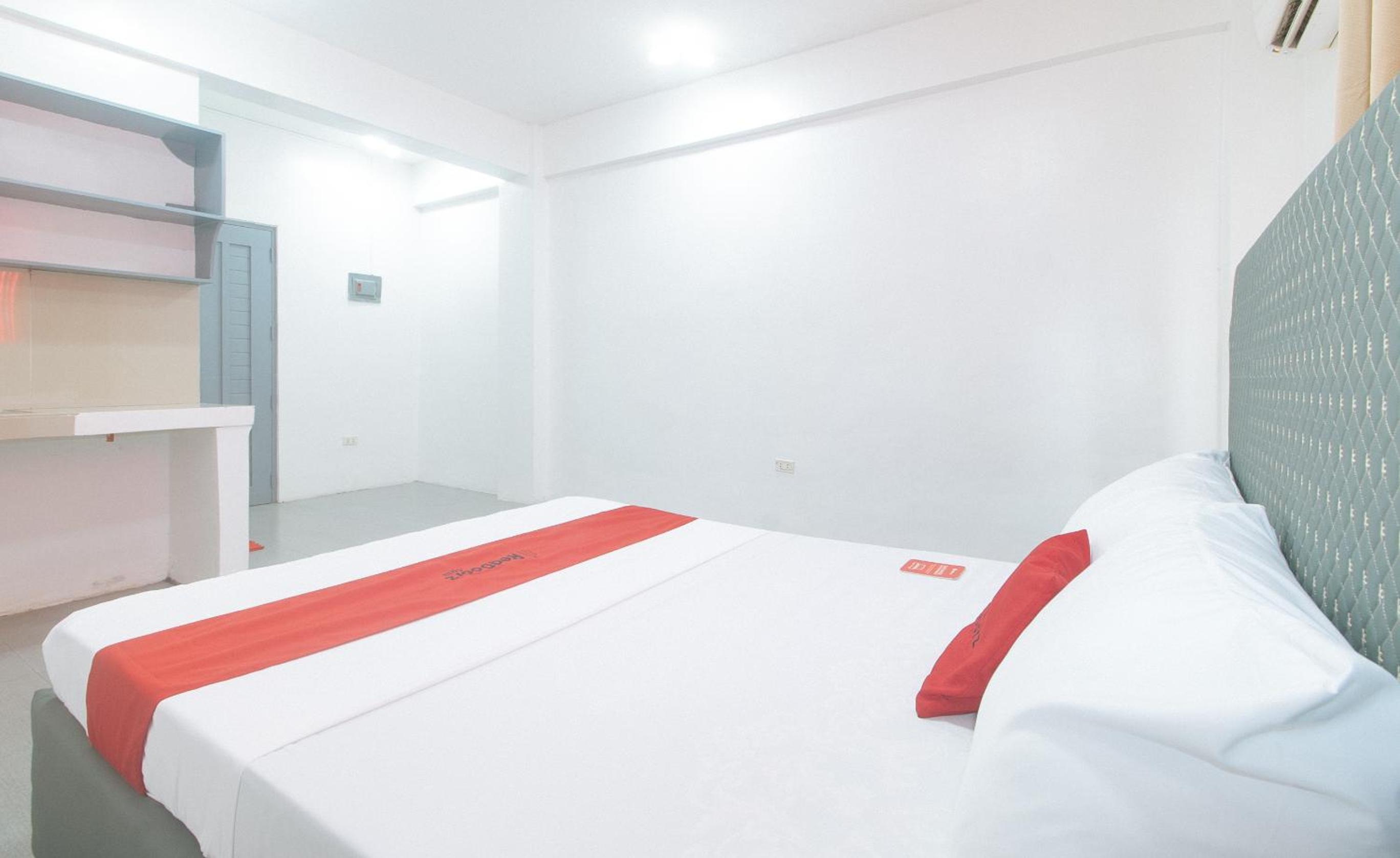 Deluxe Room - Photo 8