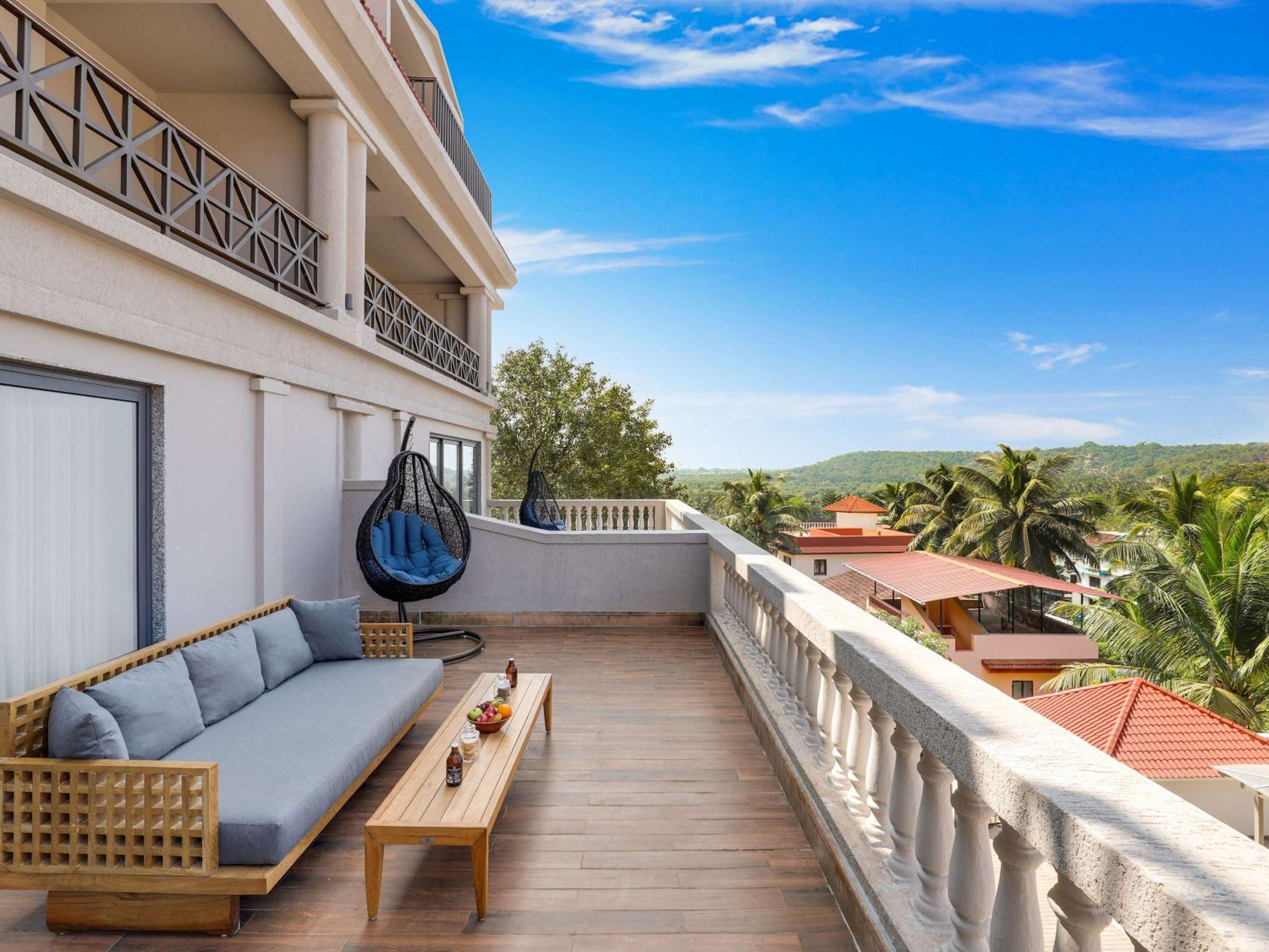 Luxury Suite with Balcony, bathtub and private jacuzzi – – Beer Bucket 4 on arrival, INR 1000 SPA Credit, 15% Discount on Food & Beverages