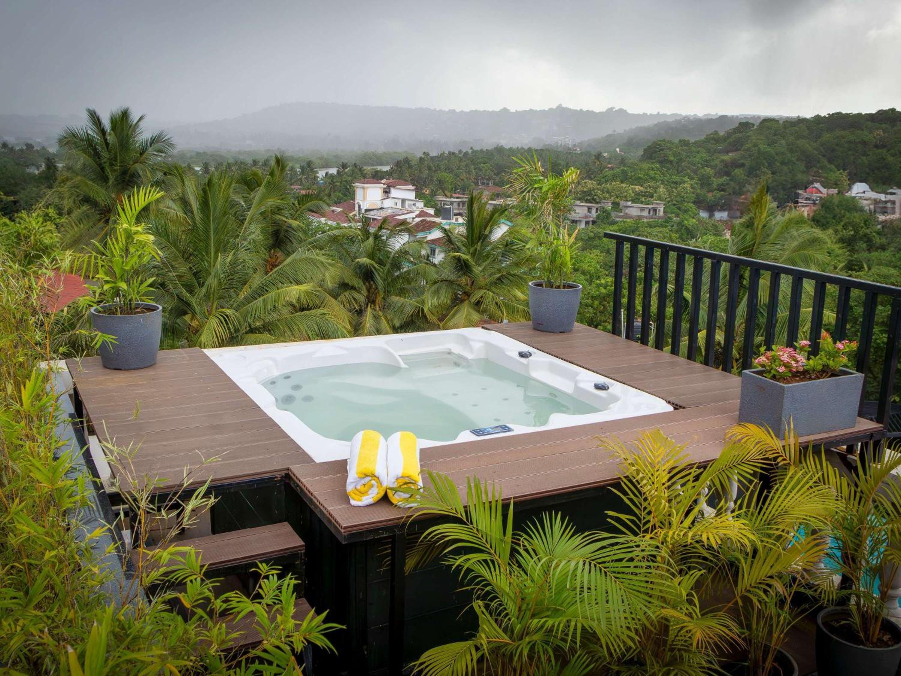 Club Room with Balcony, bathtub and private jacuzzi - Beer Bucket 4 on arrival, INR 1000 SPA Credit, 15% Discount on Food & Beverages