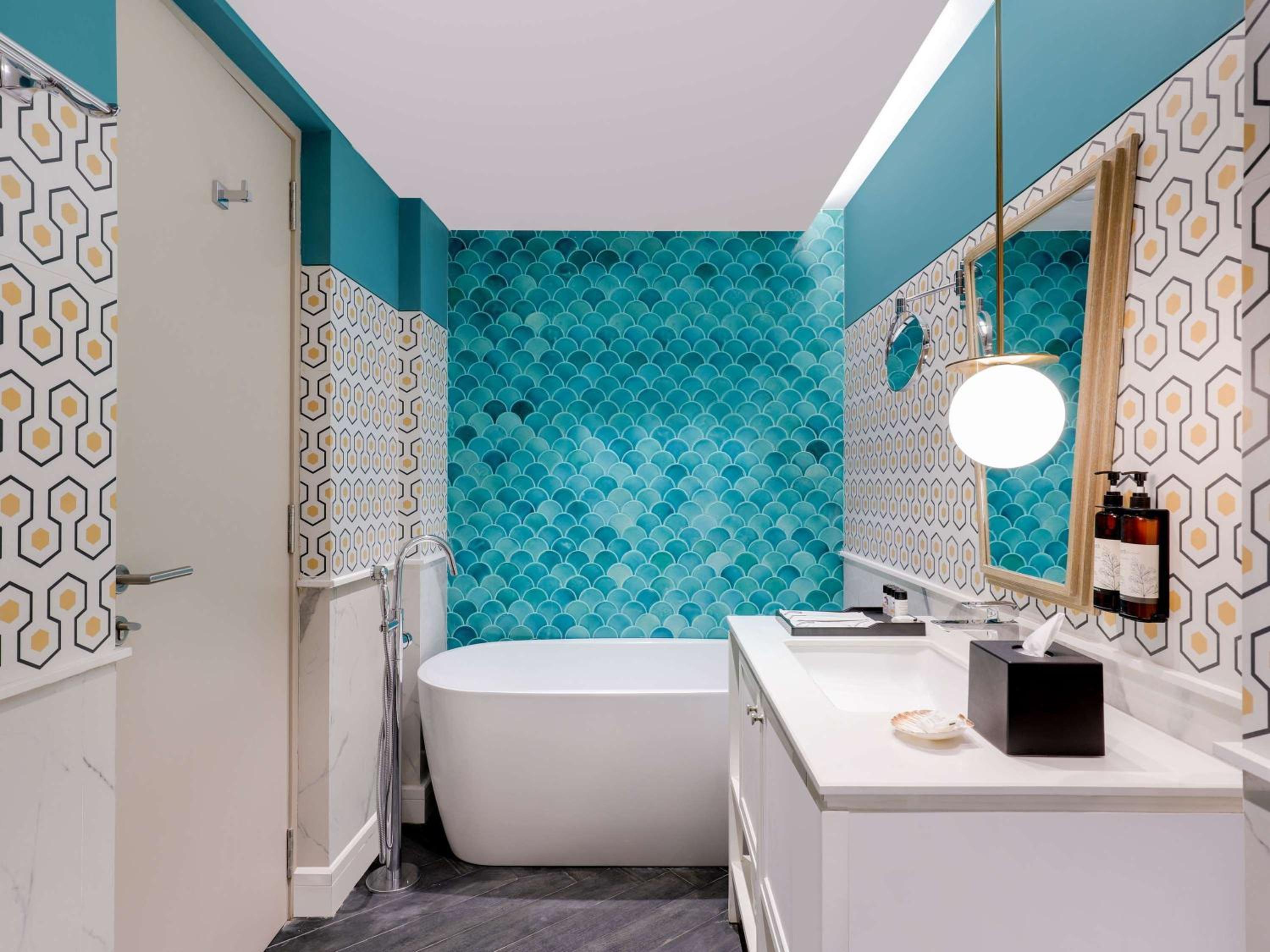 Luxury Suite with Balcony, bathtub and private jacuzzi – – Beer Bucket 4 on arrival, INR 1000 SPA Credit, 15% Discount on Food & Beverages
