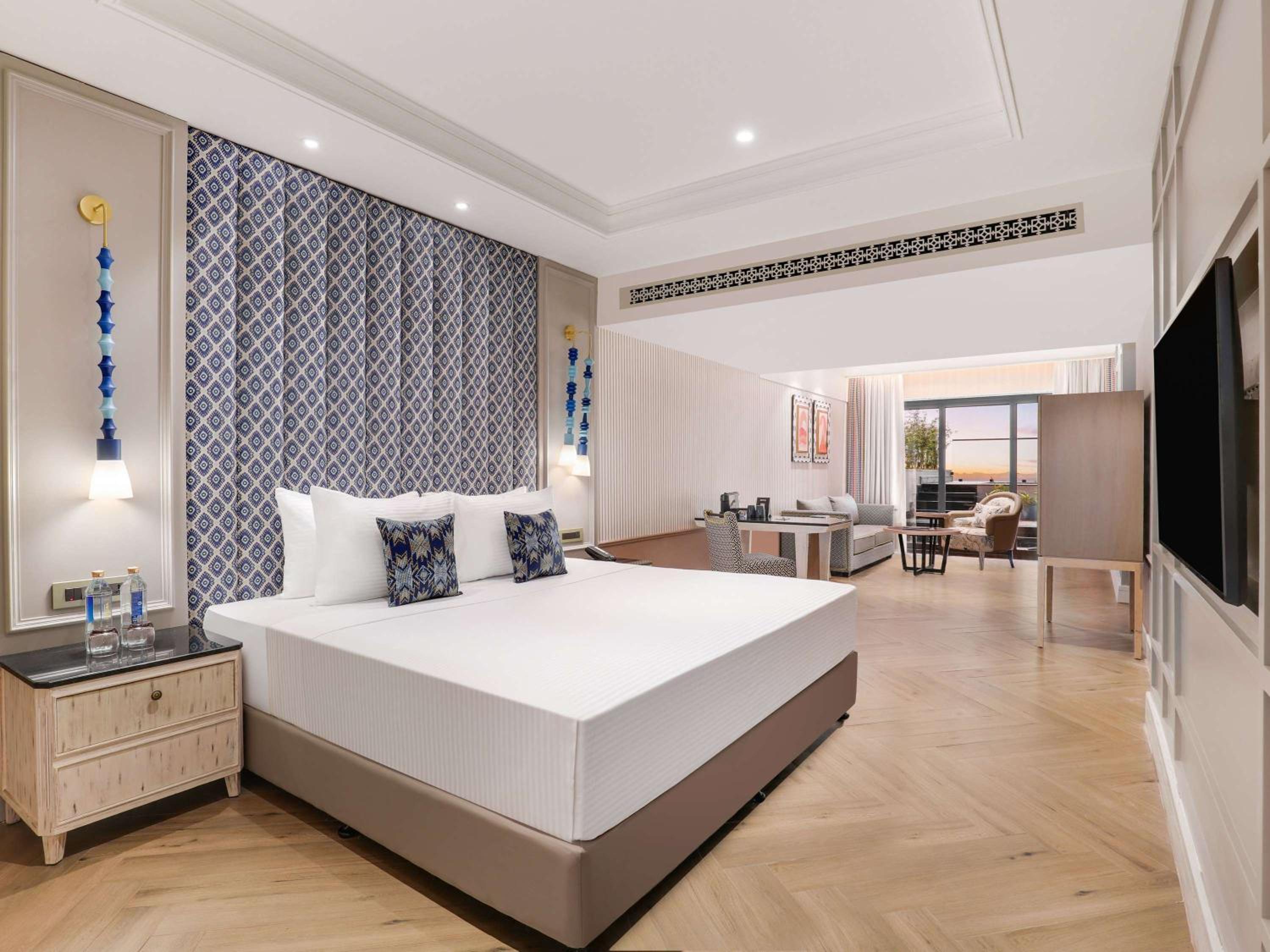 Club Room with Balcony, bathtub and private jacuzzi - Beer Bucket 4 on arrival, INR 1000 SPA Credit, 15% Discount on Food & Beverages
