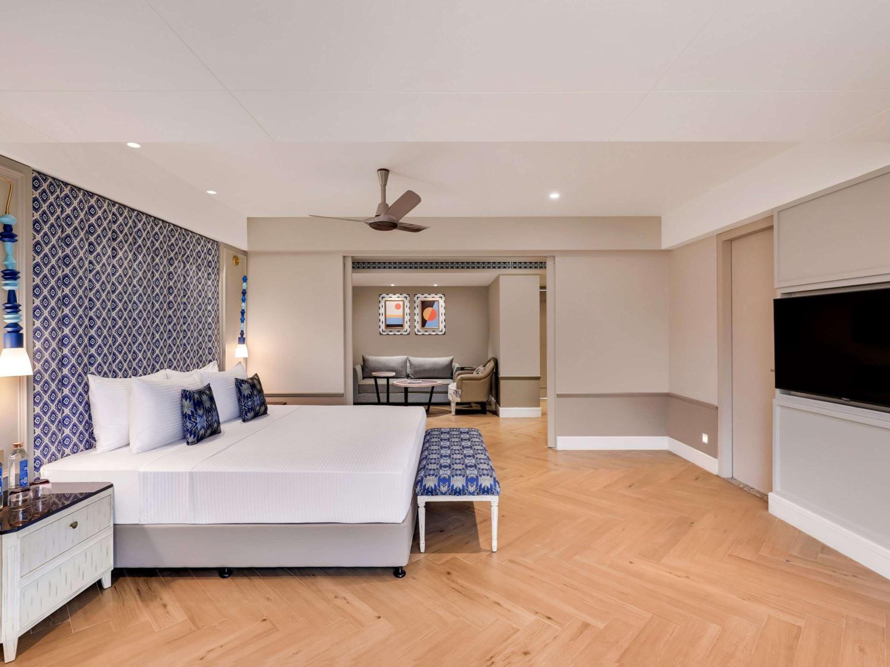 Luxury Suite with Balcony, bathtub and private jacuzzi – – Beer Bucket 4 on arrival, INR 1000 SPA Credit, 15% Discount on Food & Beverages