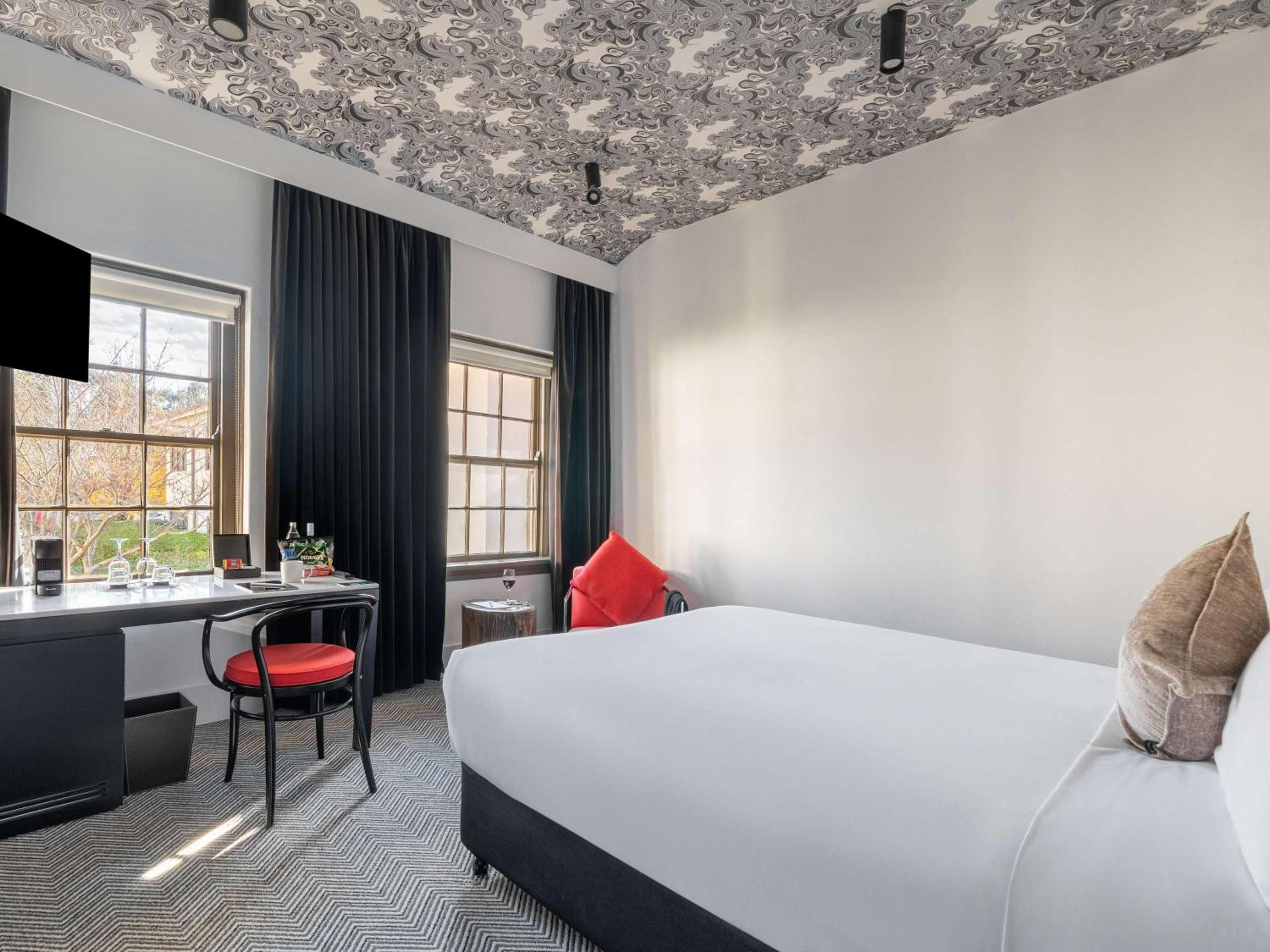 Standard Room with 1 Queen Bed - Photo 3