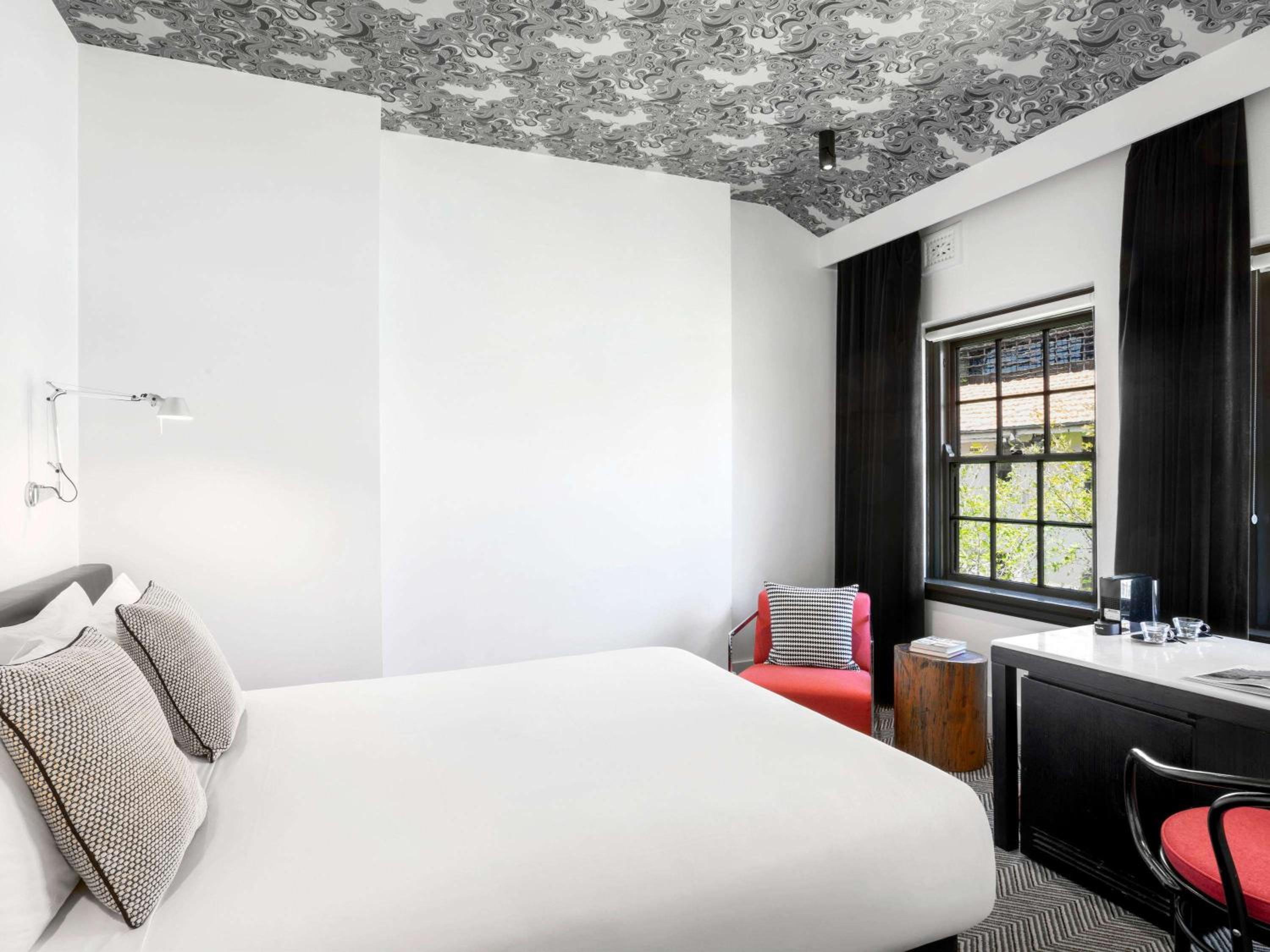 Standard Room with 1 Queen Bed - Photo 4
