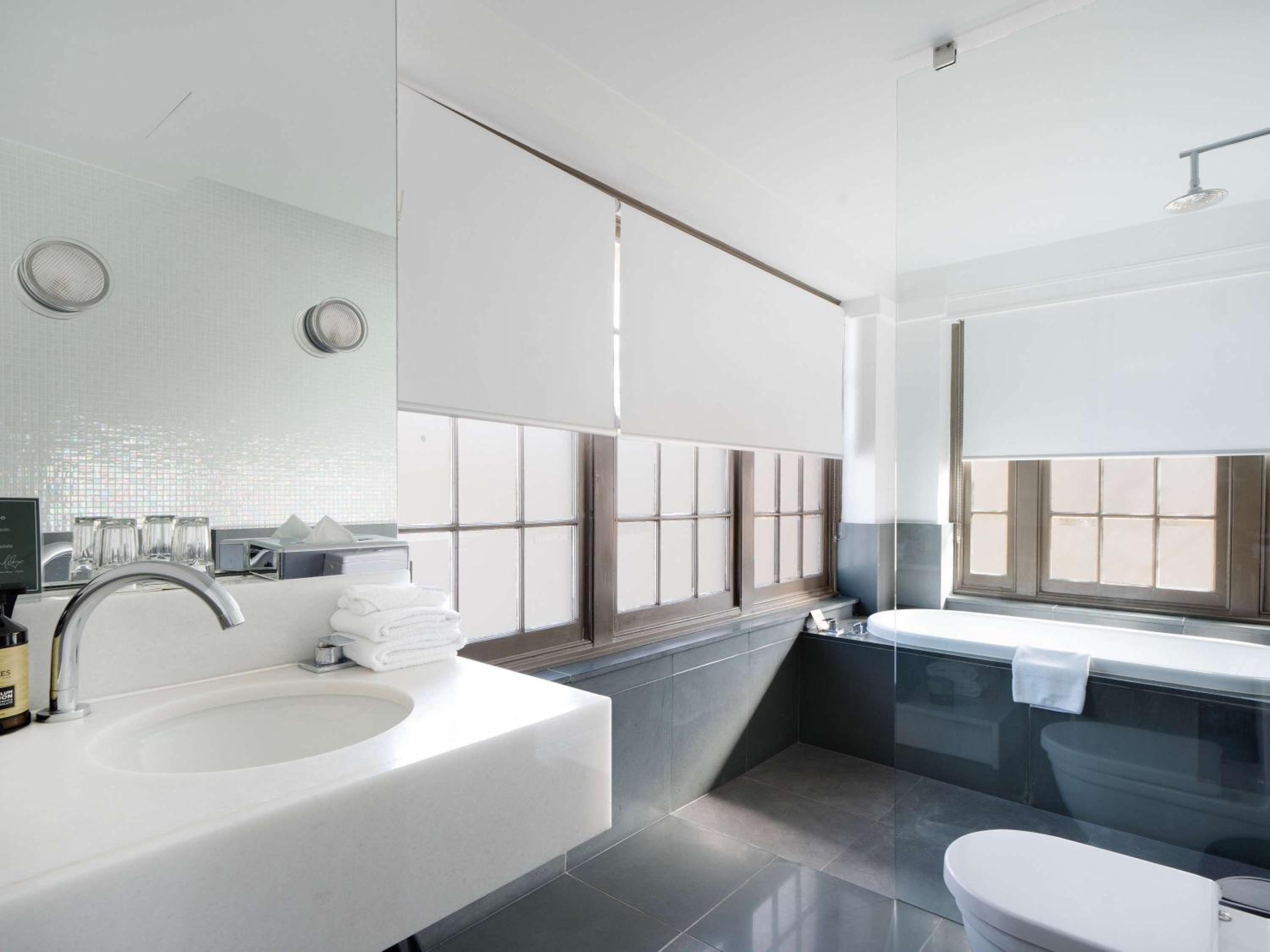 Standard Queen Room with Bathtub - Photo 5