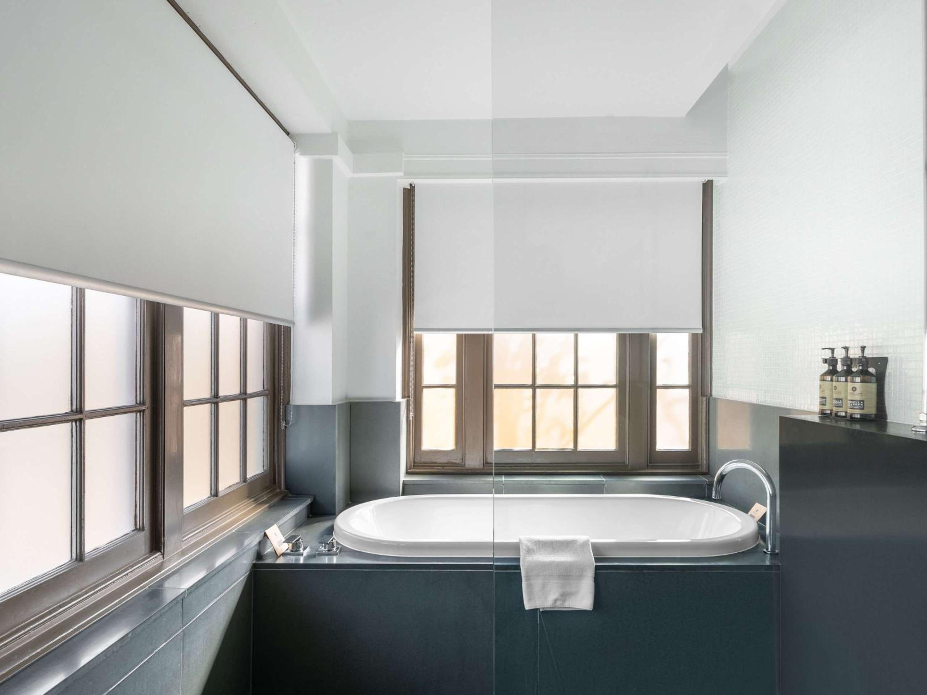 Standard Queen Room with Bathtub - Photo 6