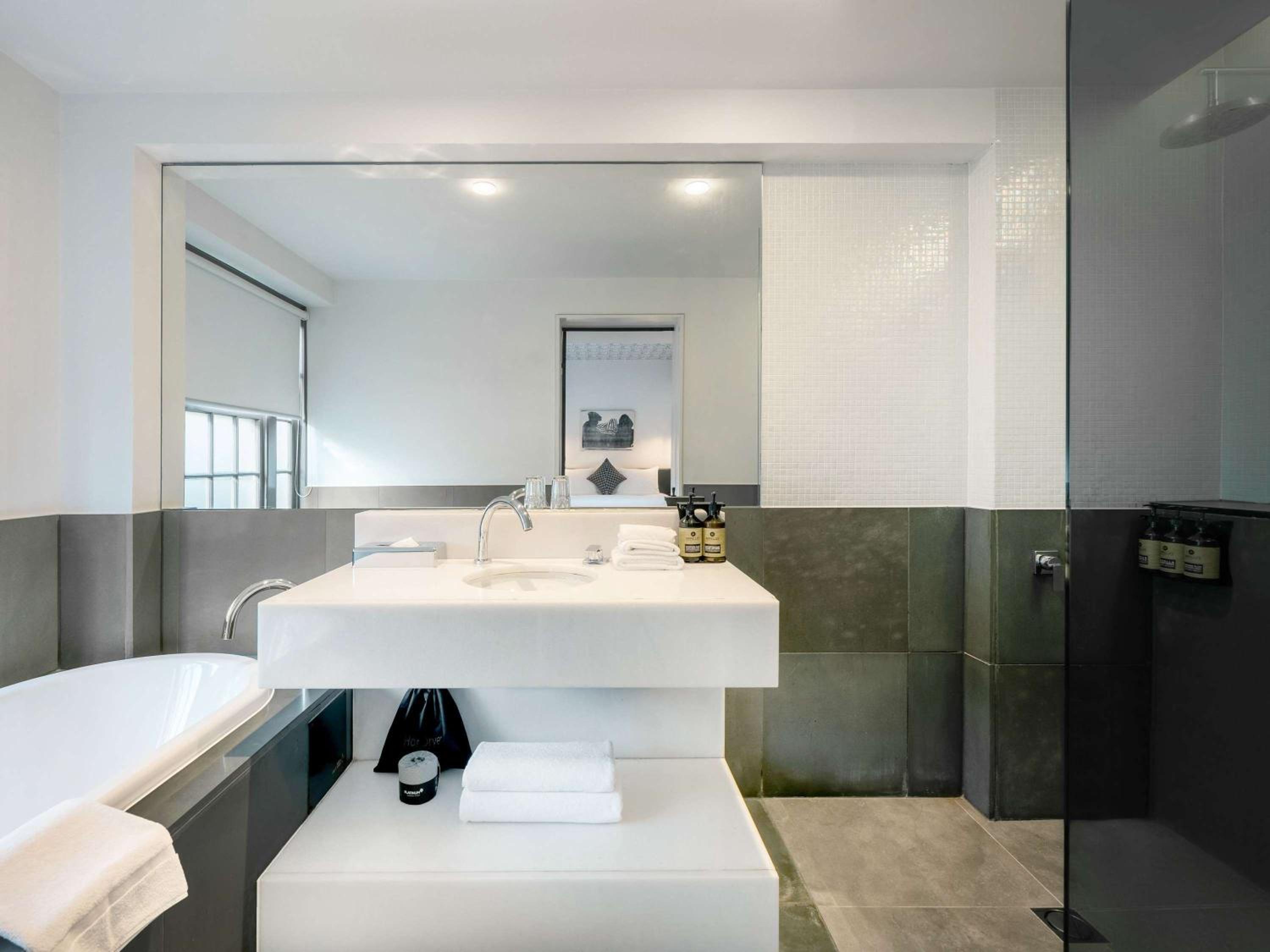 Superior King Room with Bathtub photo 2