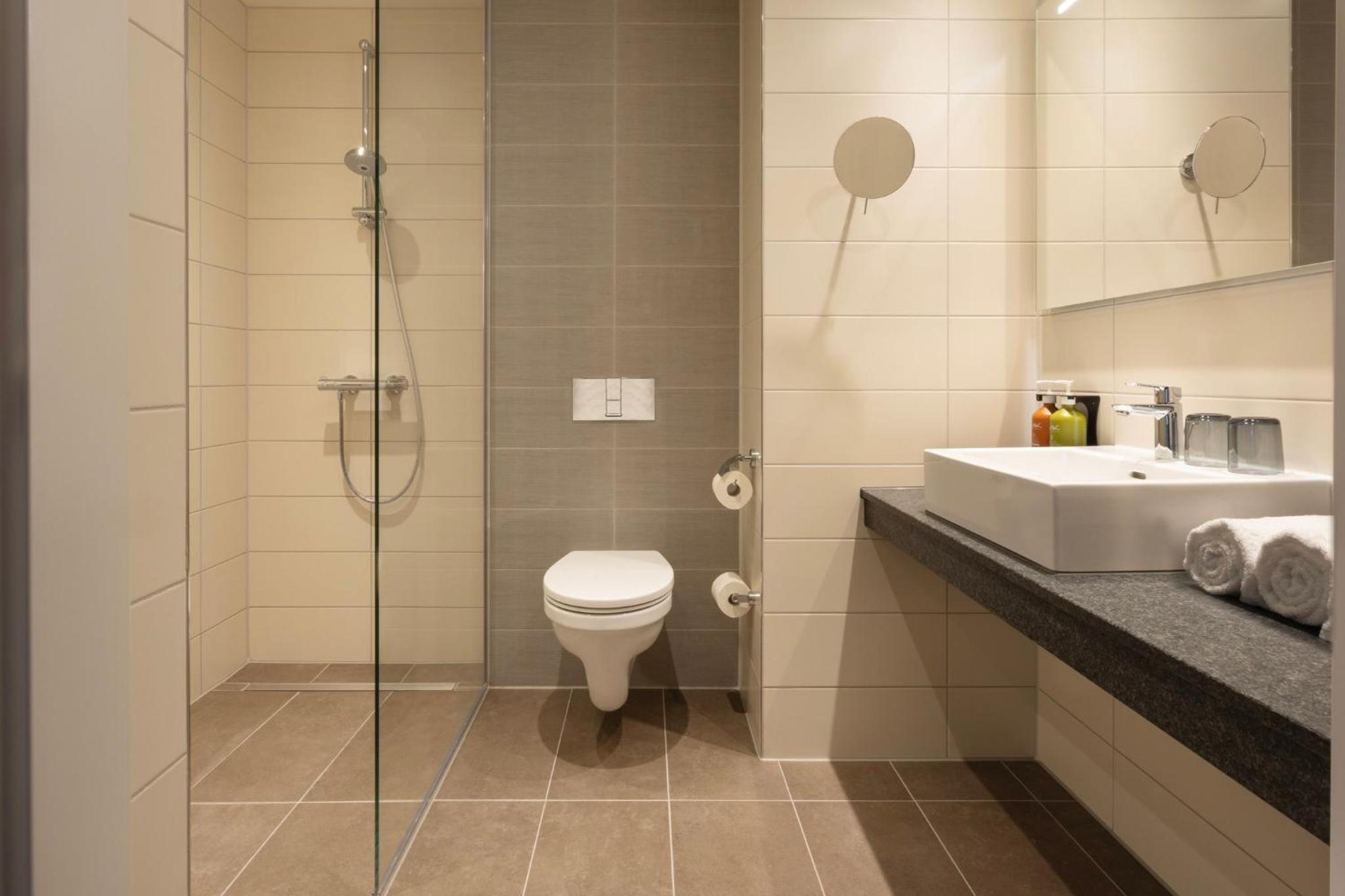 Standard King Room - Photo 7