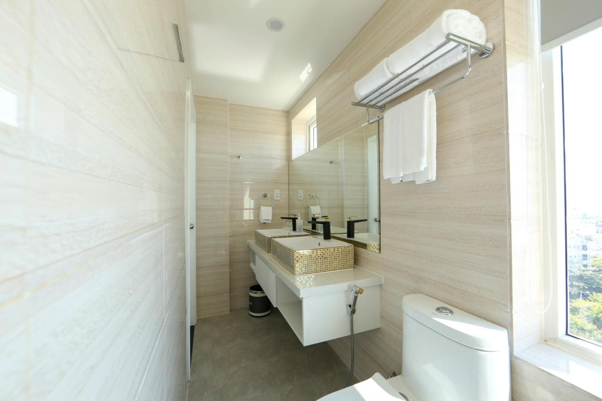 Twin Room with City View - Photo 9