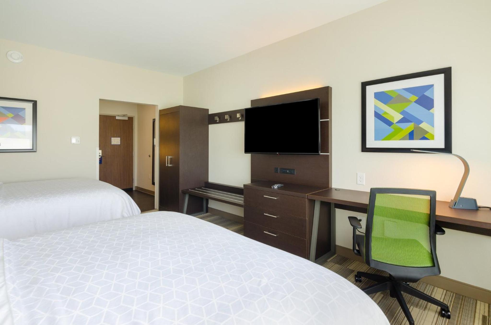 Standard Room with Two Queen Beds - Photo 2