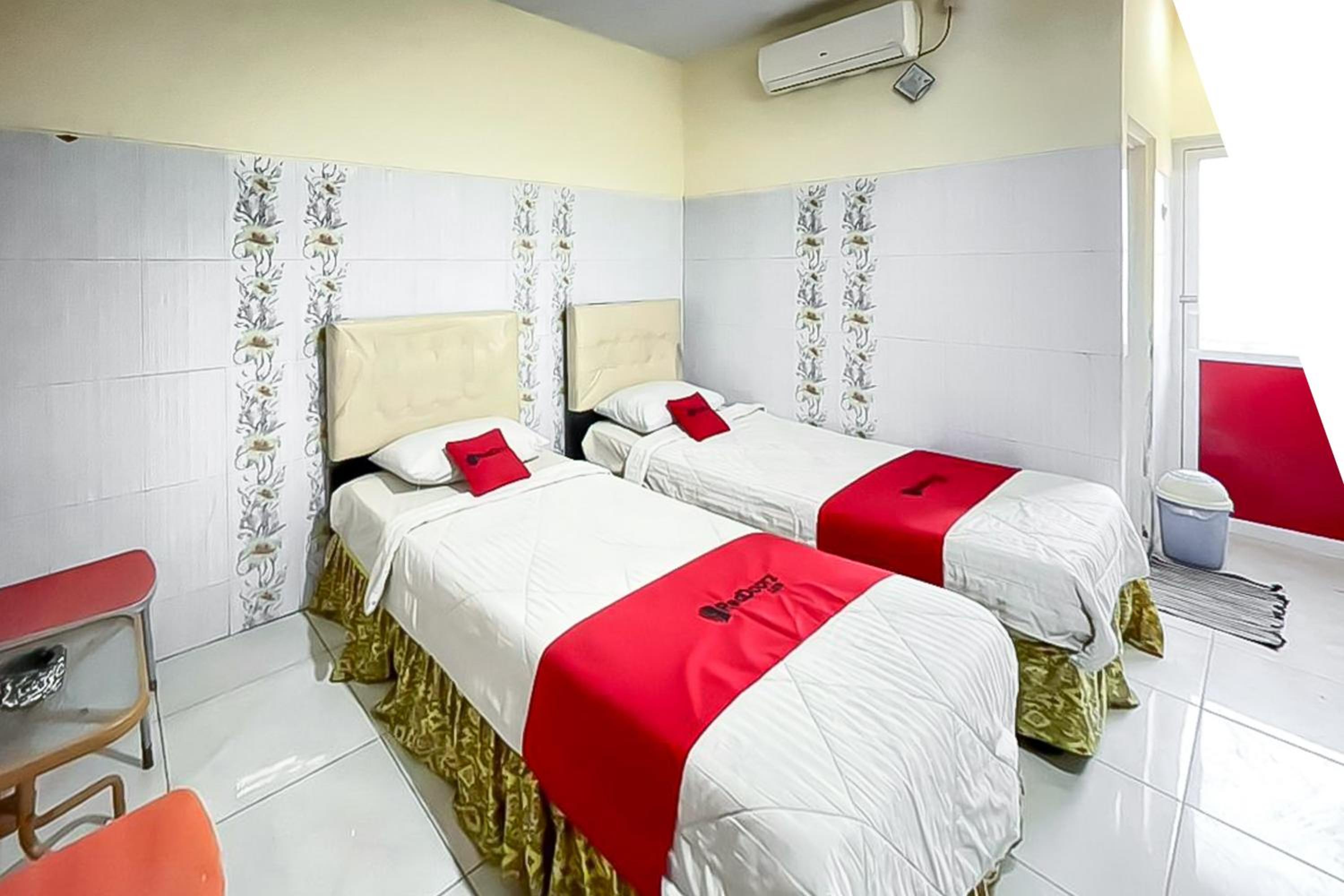 Standard Twin Room - Photo 4