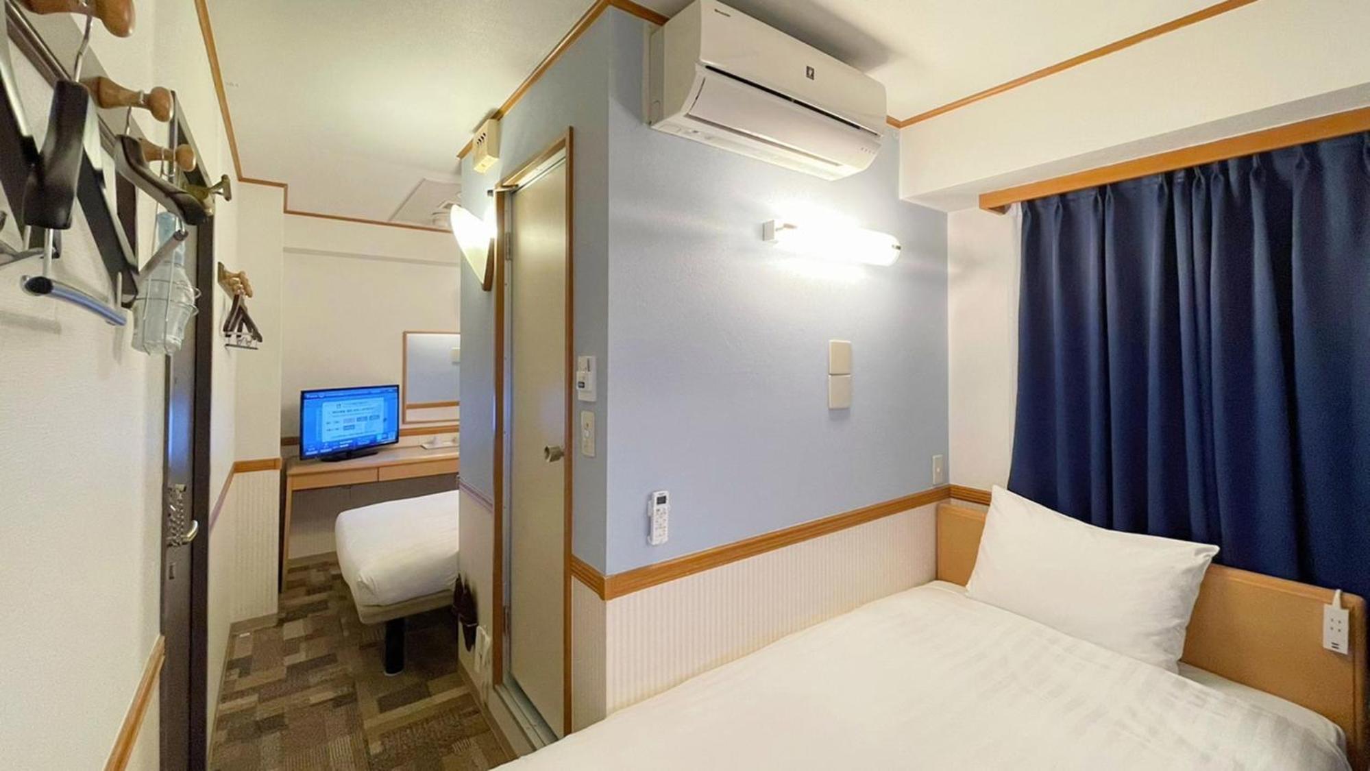 Standard Twin Room with a Shower & Bath Room between Beds - Smoking photo 1