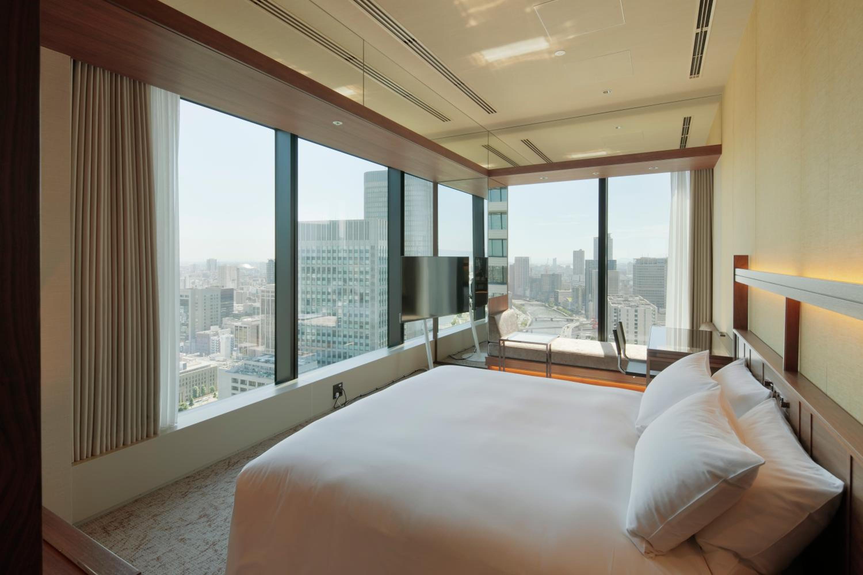 Luxury Corner King Room - Non-Smoking - Photo 9