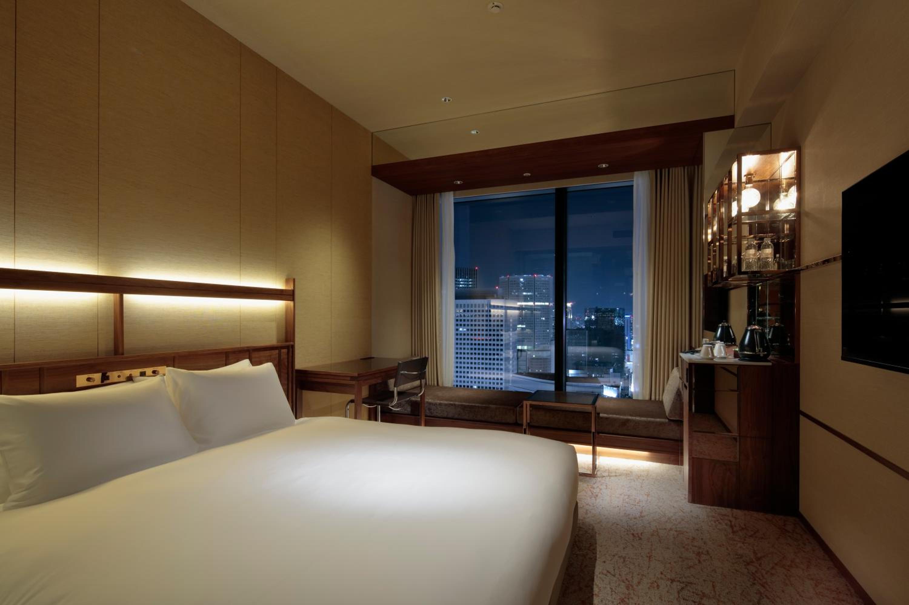 Deluxe King Room - Non-Smoking - Photo 6