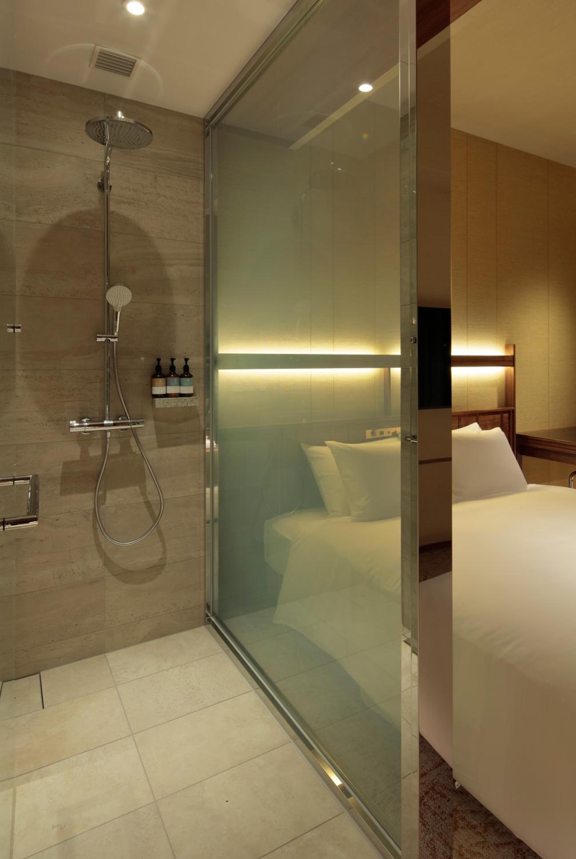 Deluxe King Room - Non-Smoking - Photo 4