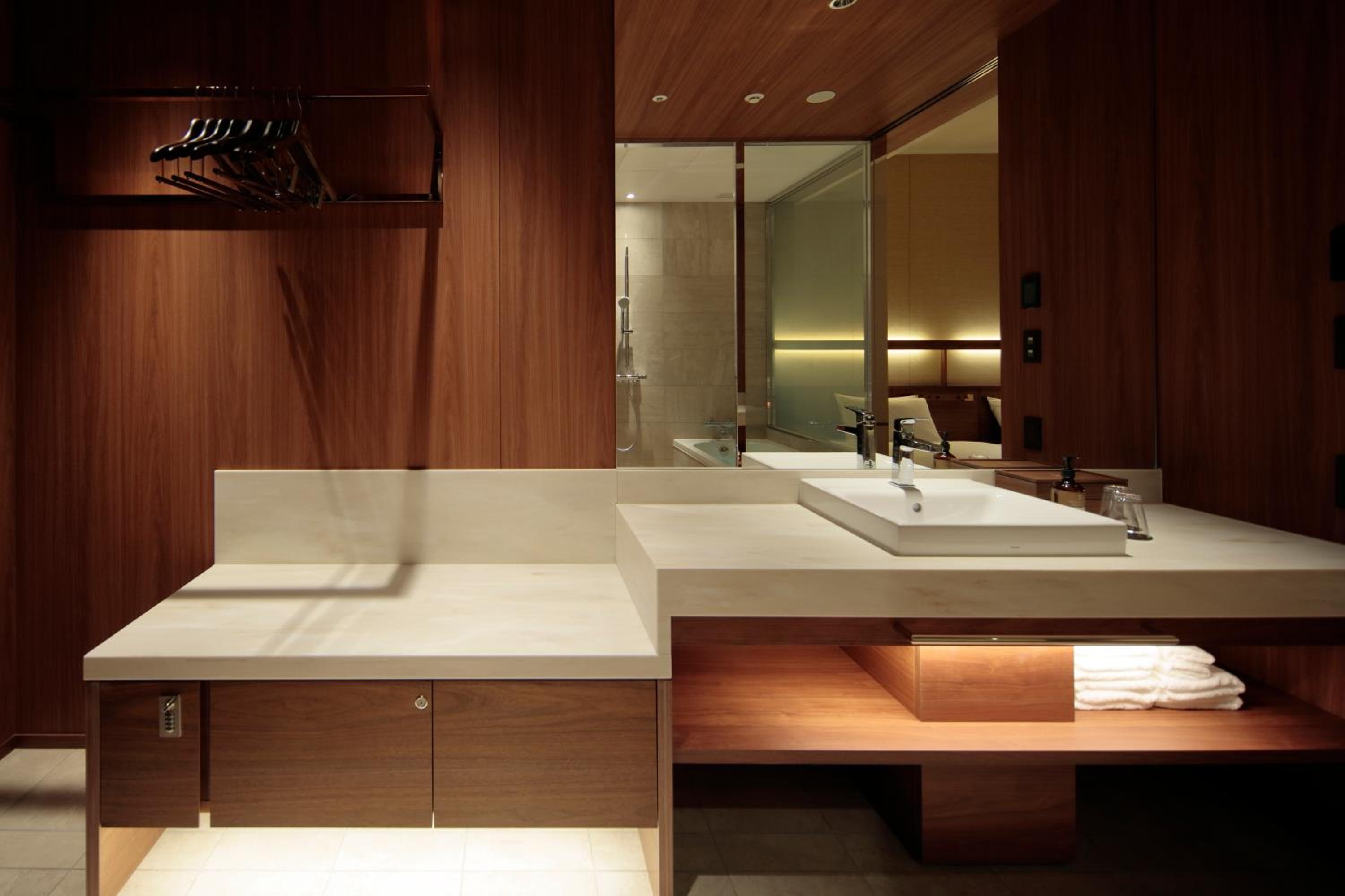 Deluxe King Room - Non-Smoking - Photo 2