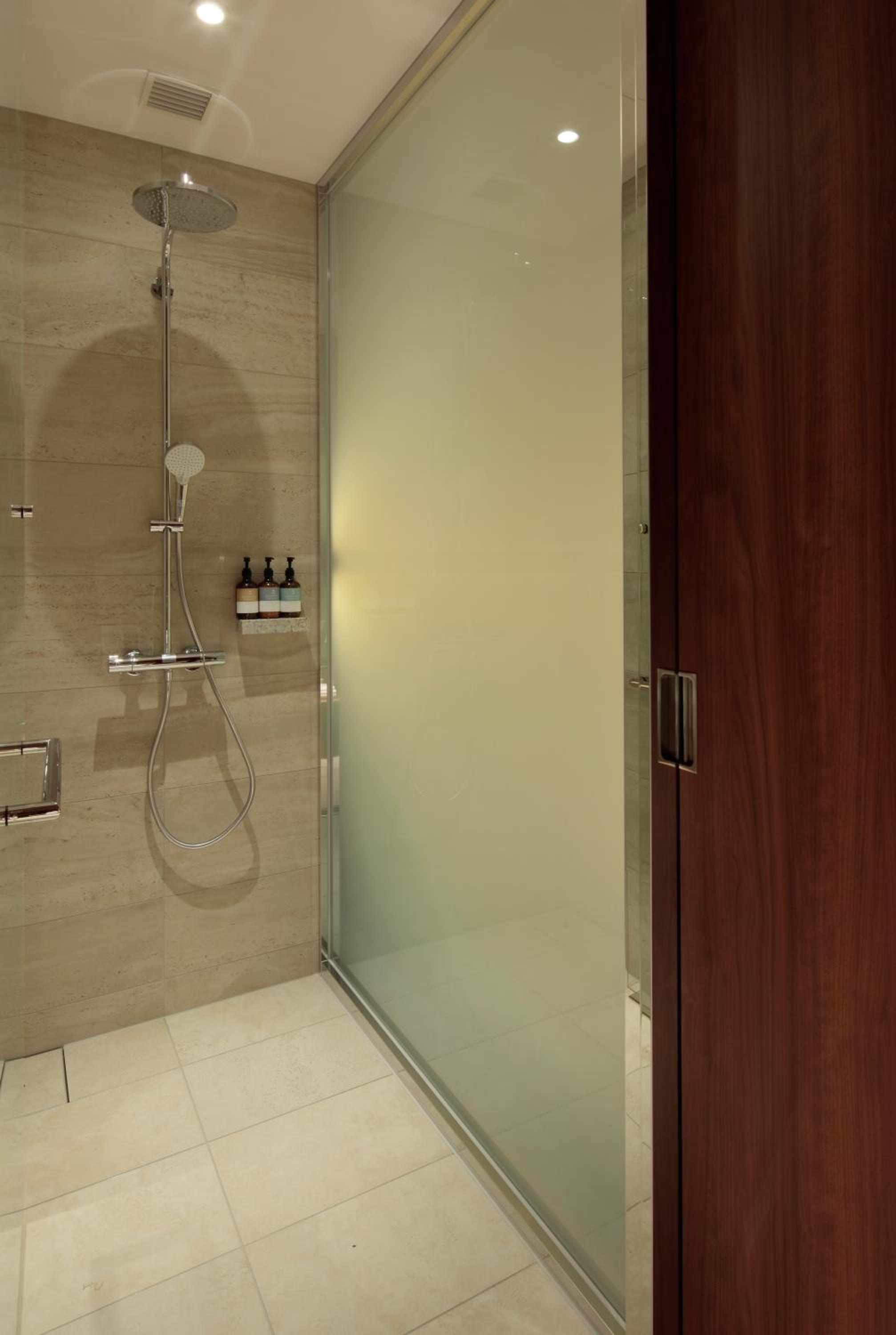 Deluxe King Room - Non-Smoking - Photo 3