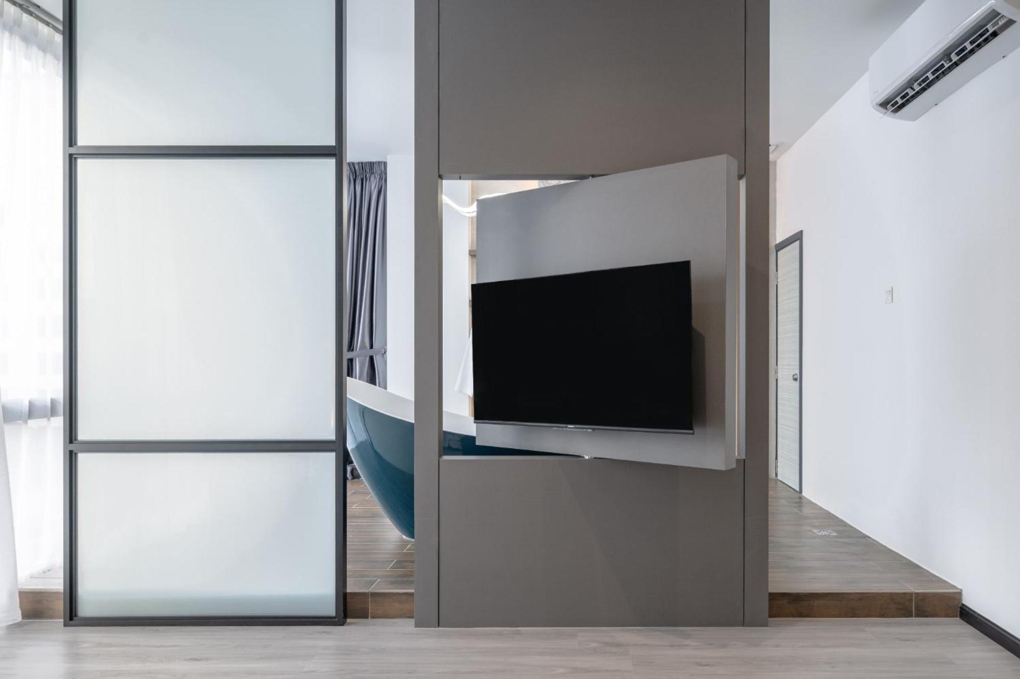 Deluxe Family Suite - Photo 20