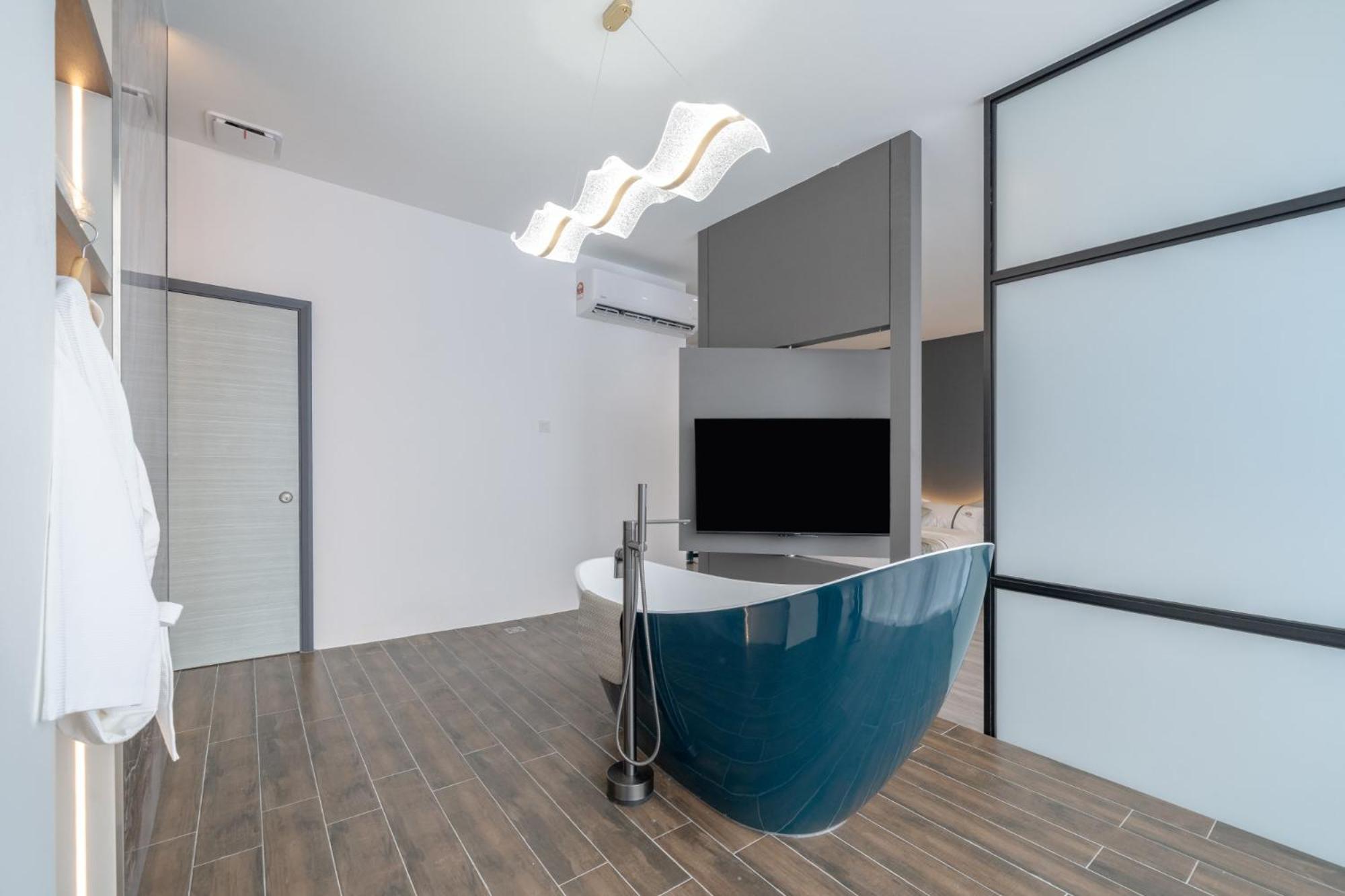 Deluxe Family Suite - Photo 17