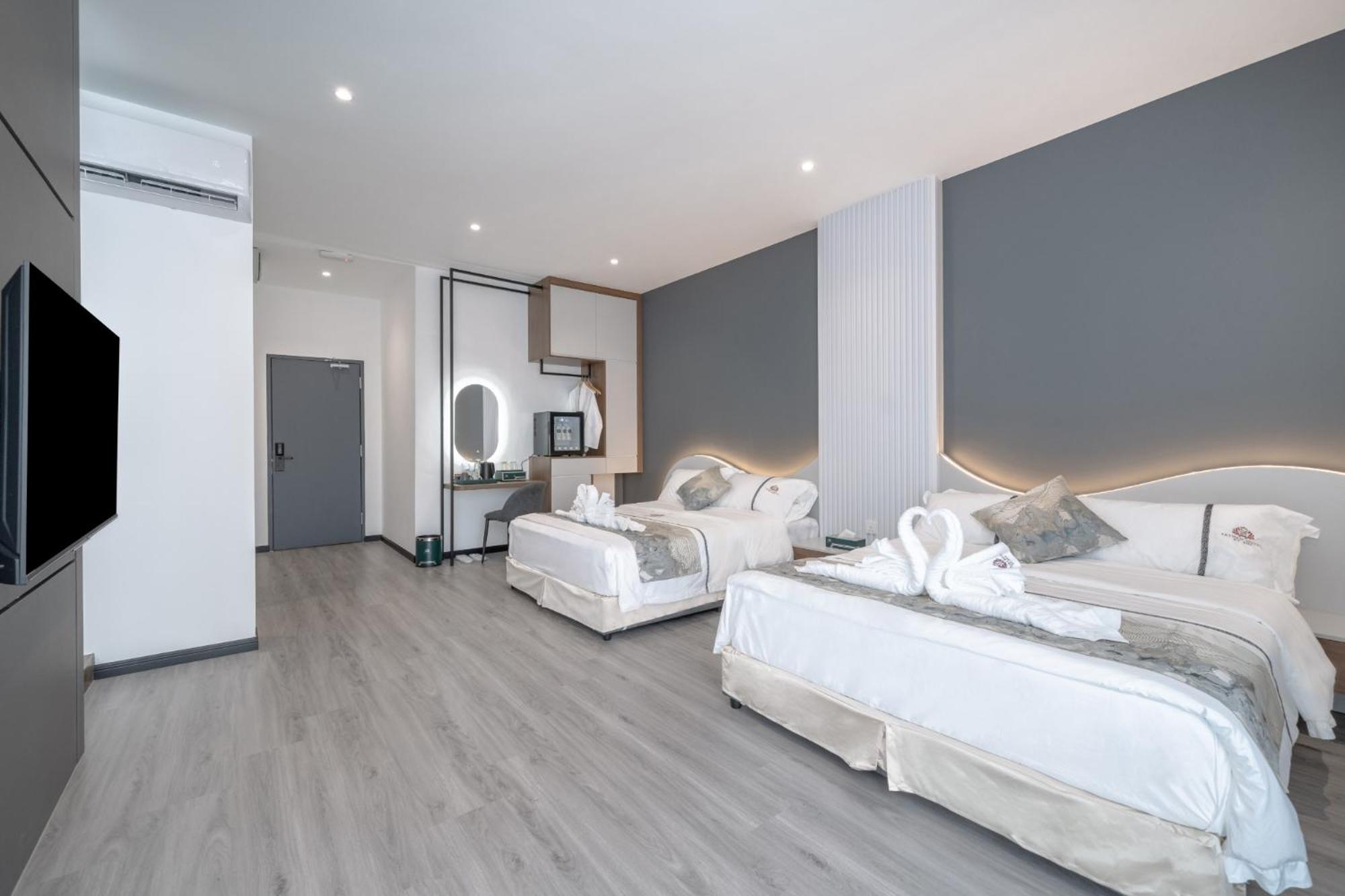 Deluxe Family Suite - Photo 21