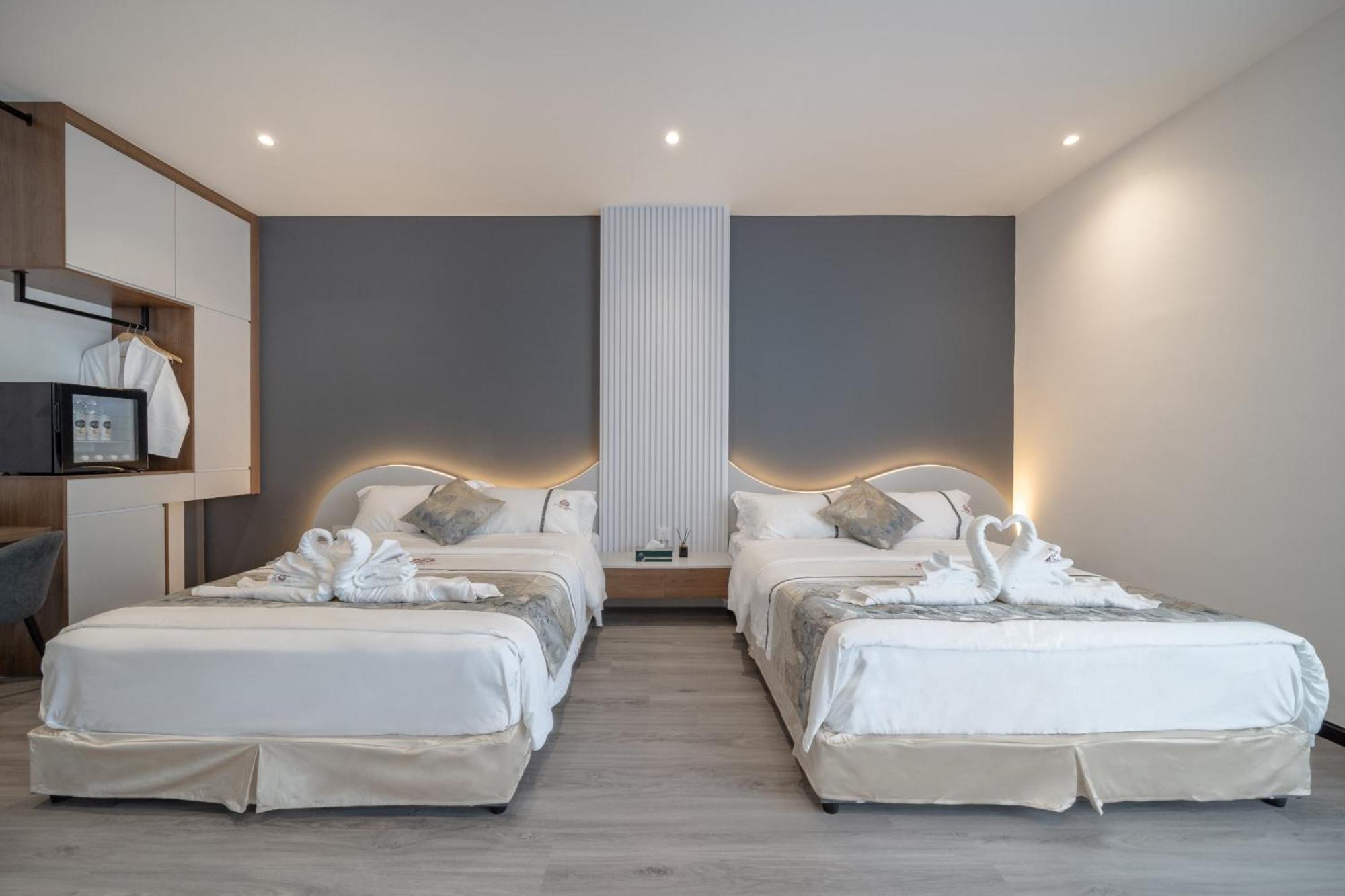 Deluxe Family Suite - Photo 25