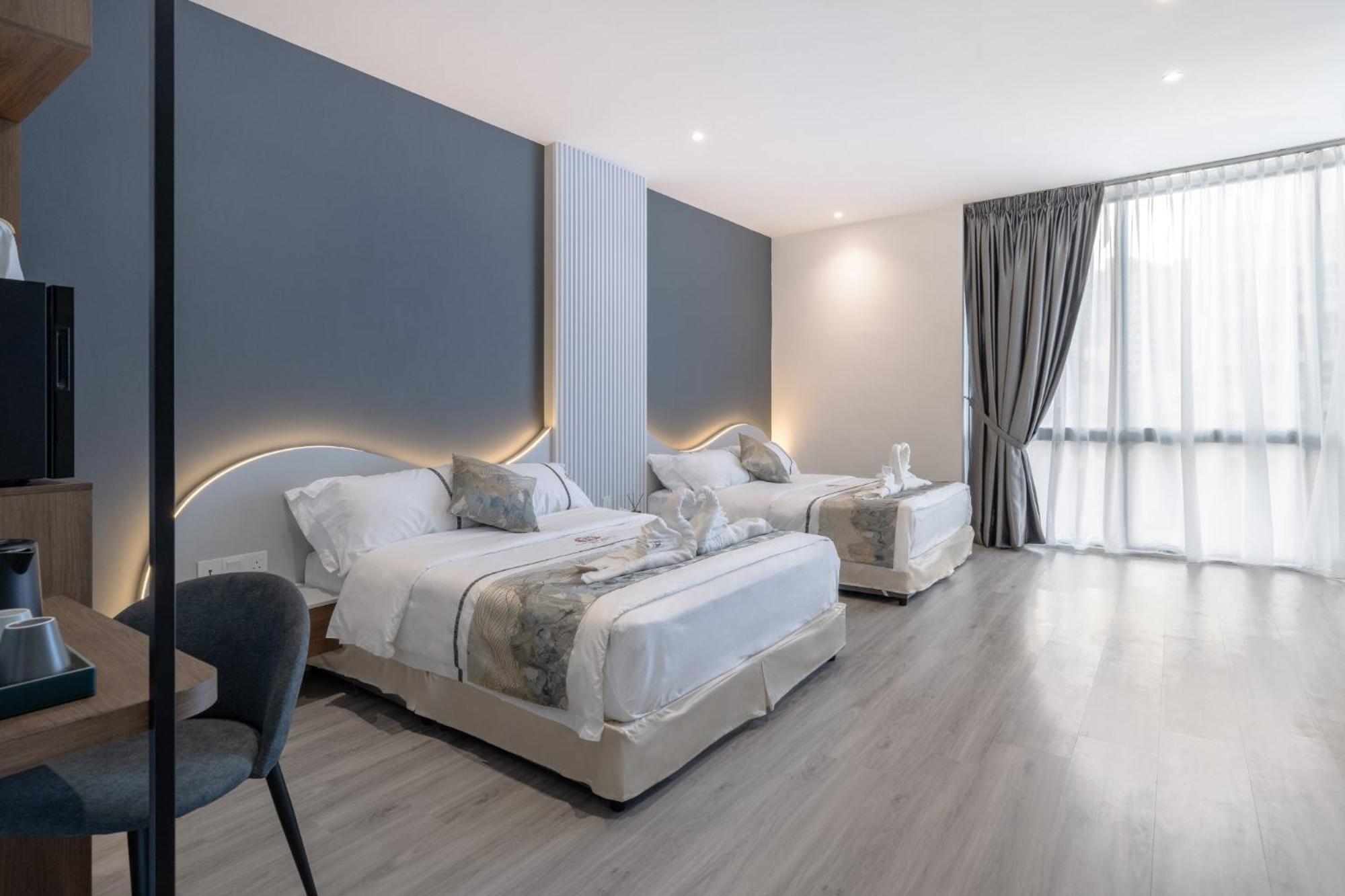 Deluxe Family Suite - Photo 23