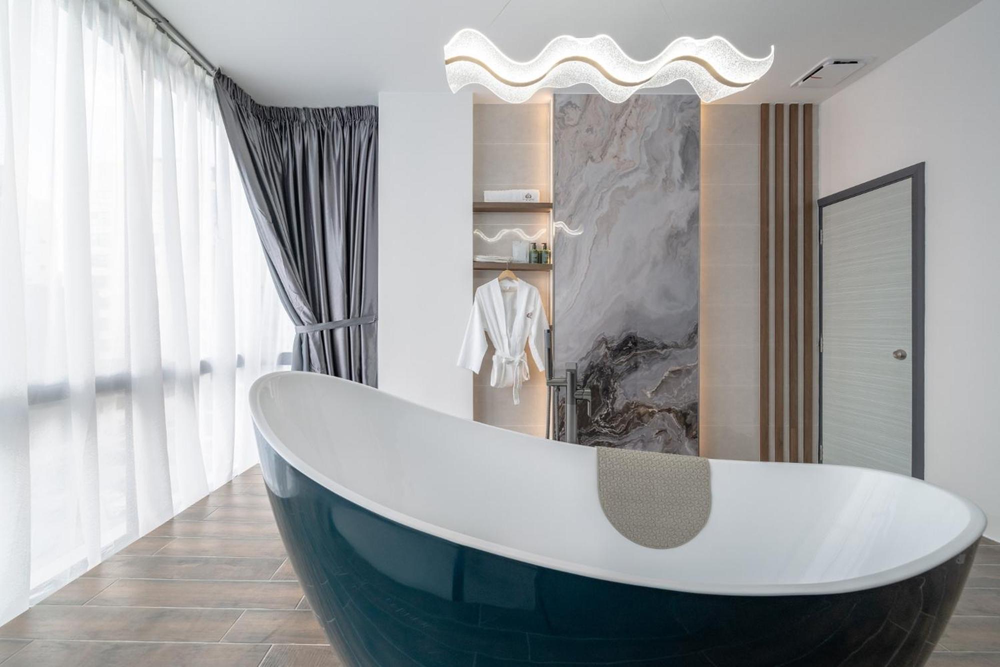 Deluxe Family Suite - Photo 15
