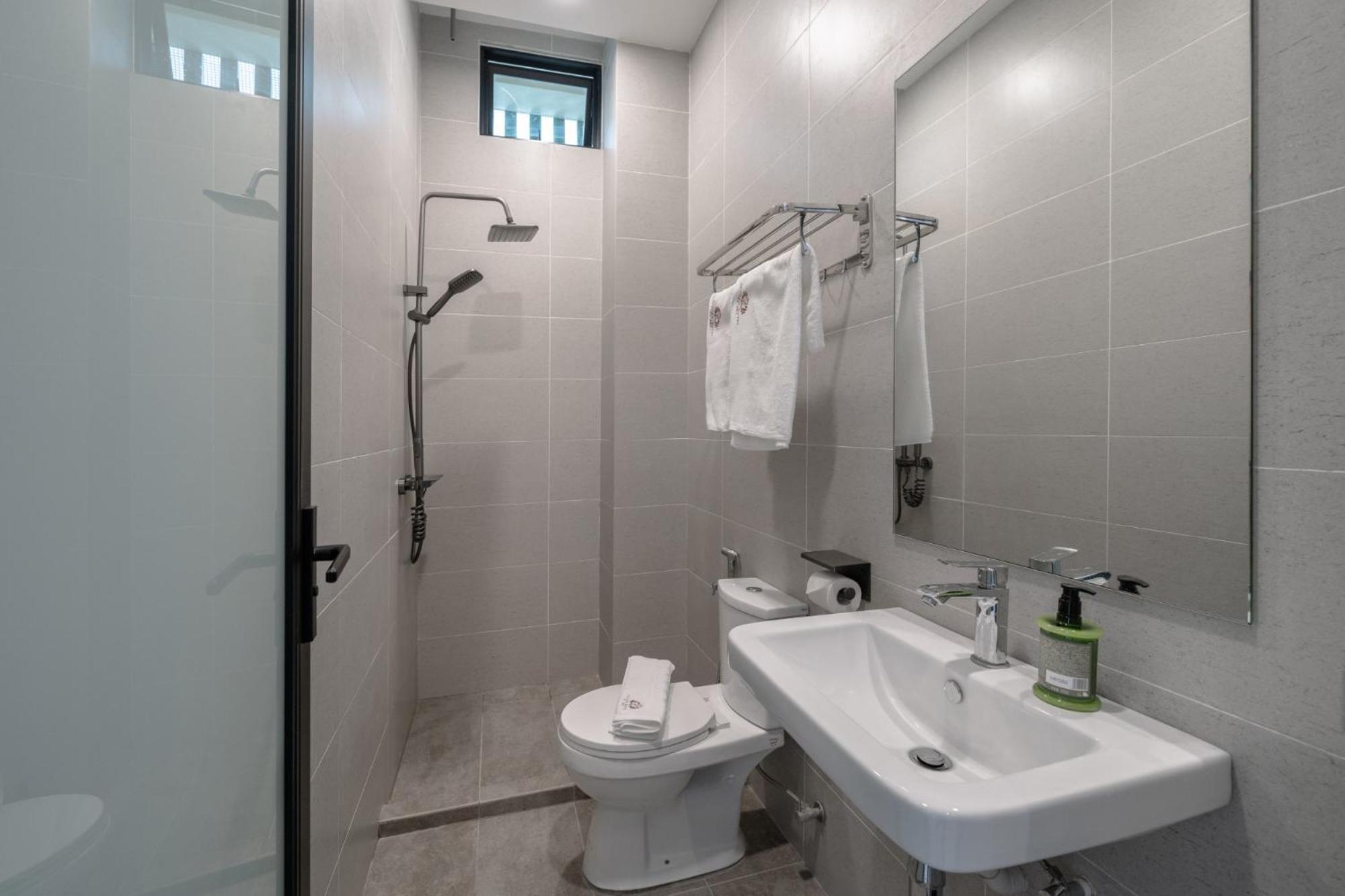 Deluxe Family Suite - Photo 22