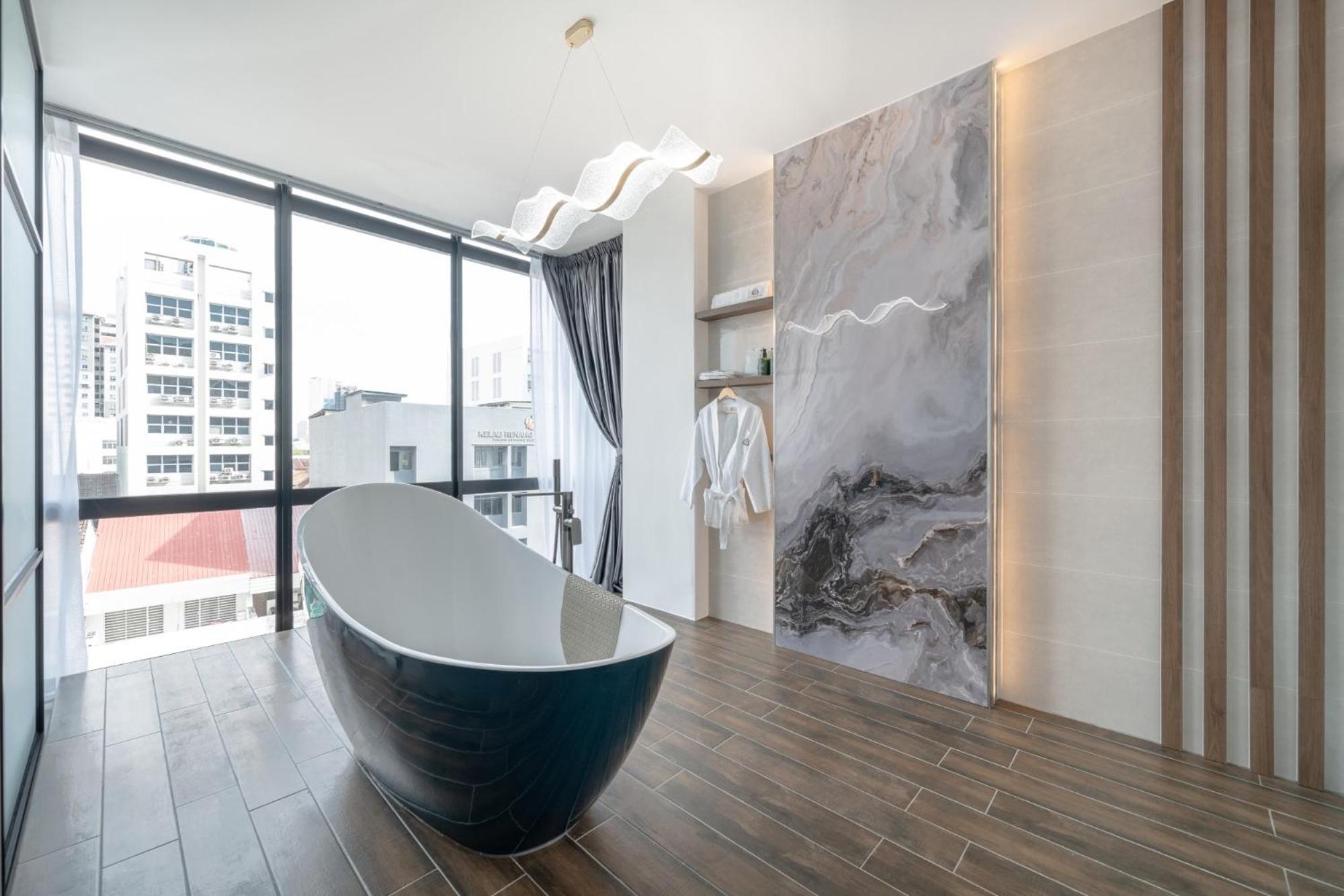 Deluxe Family Suite - Photo 24