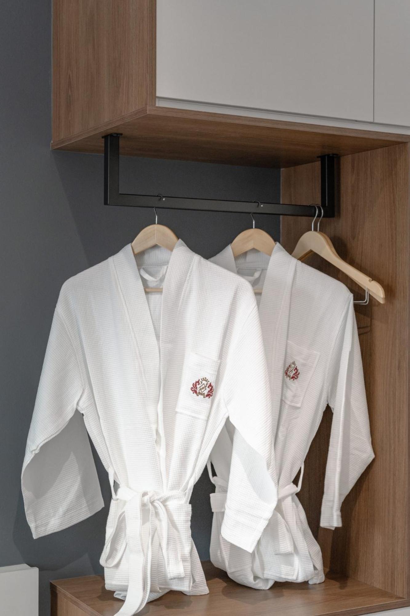 Deluxe Family Suite - Photo 4