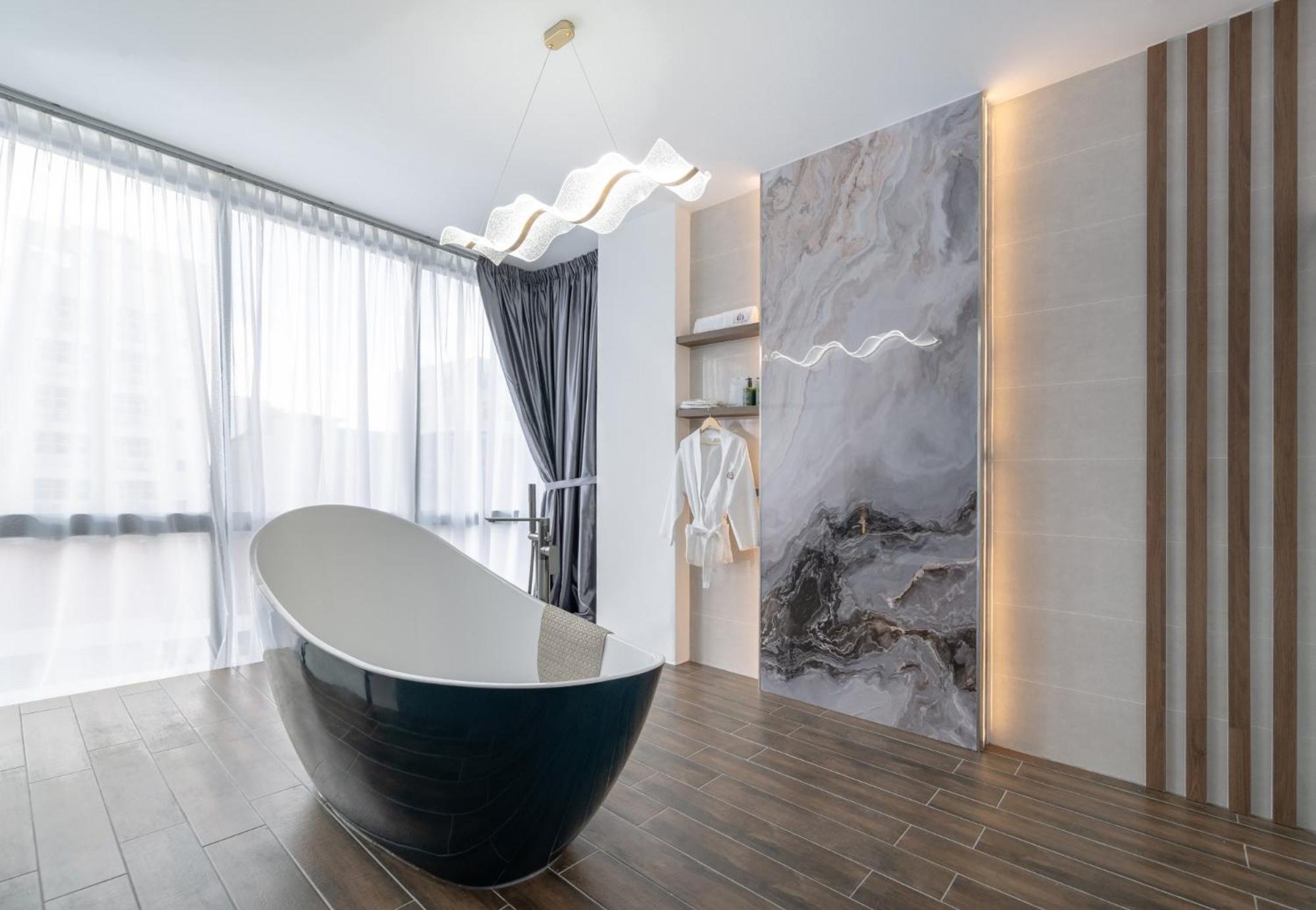 Deluxe Family Suite - Photo 26
