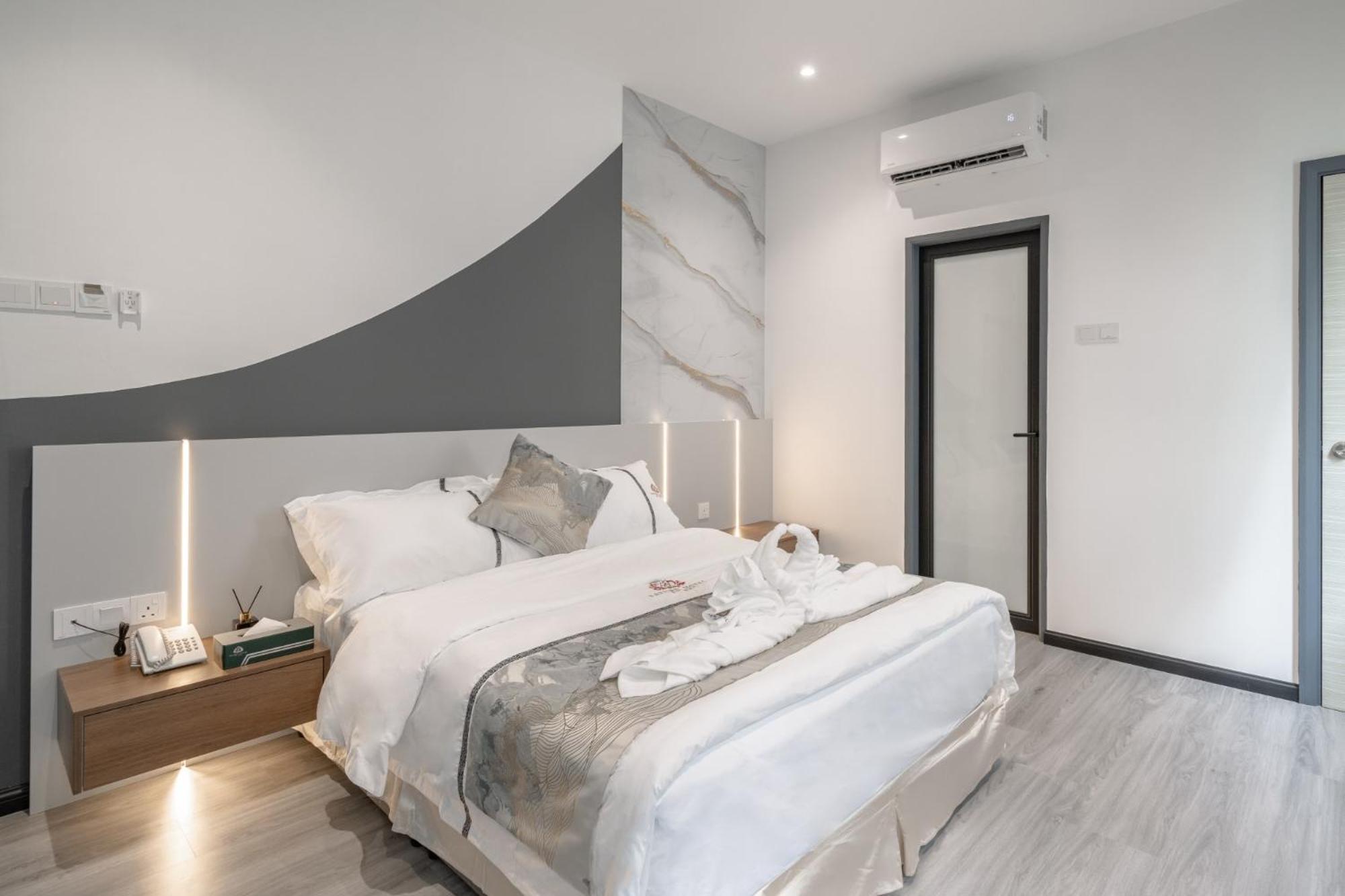 Deluxe Room - Photo 21