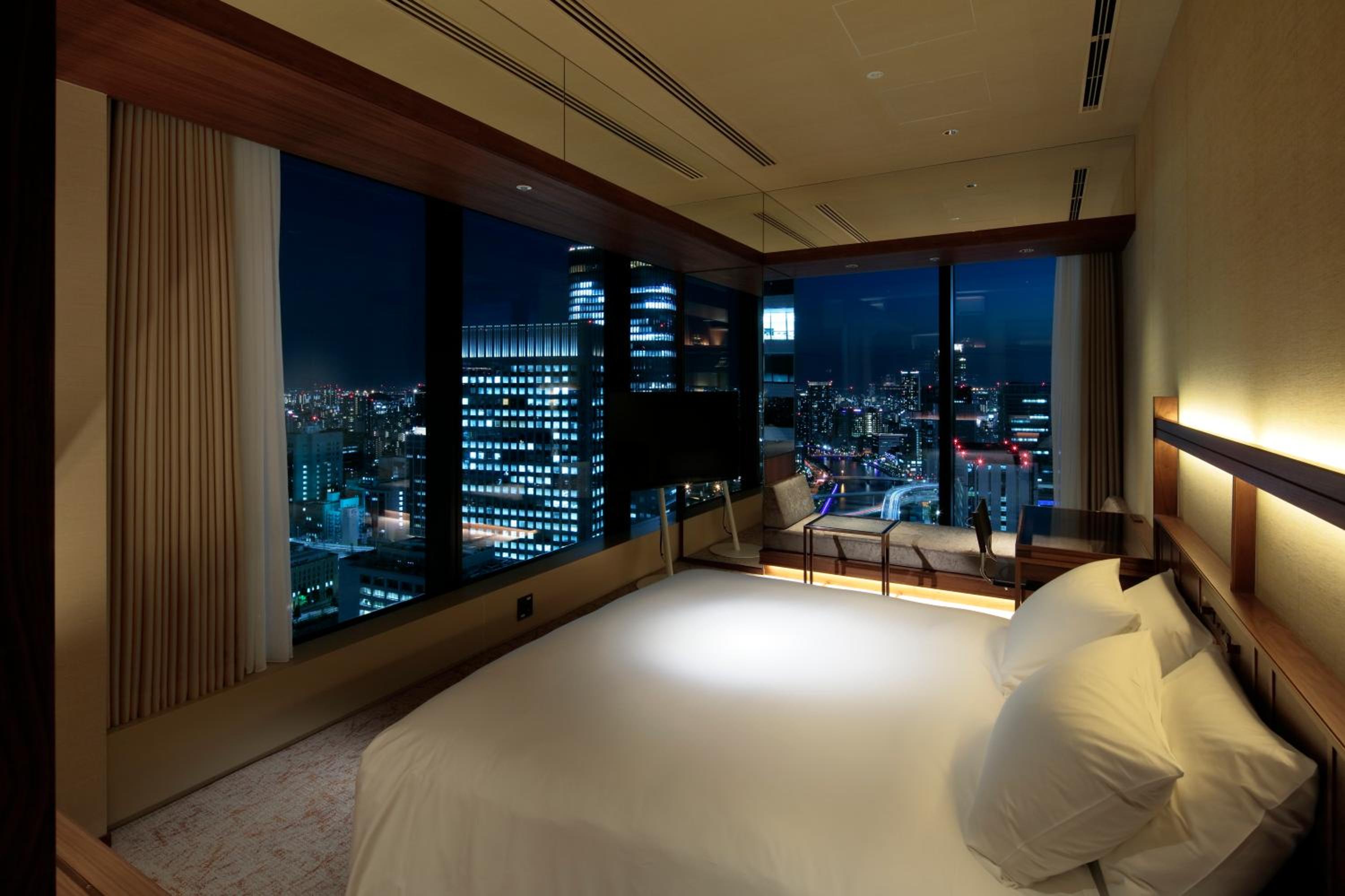 Luxury Corner King Room - Non-Smoking - Photo 8