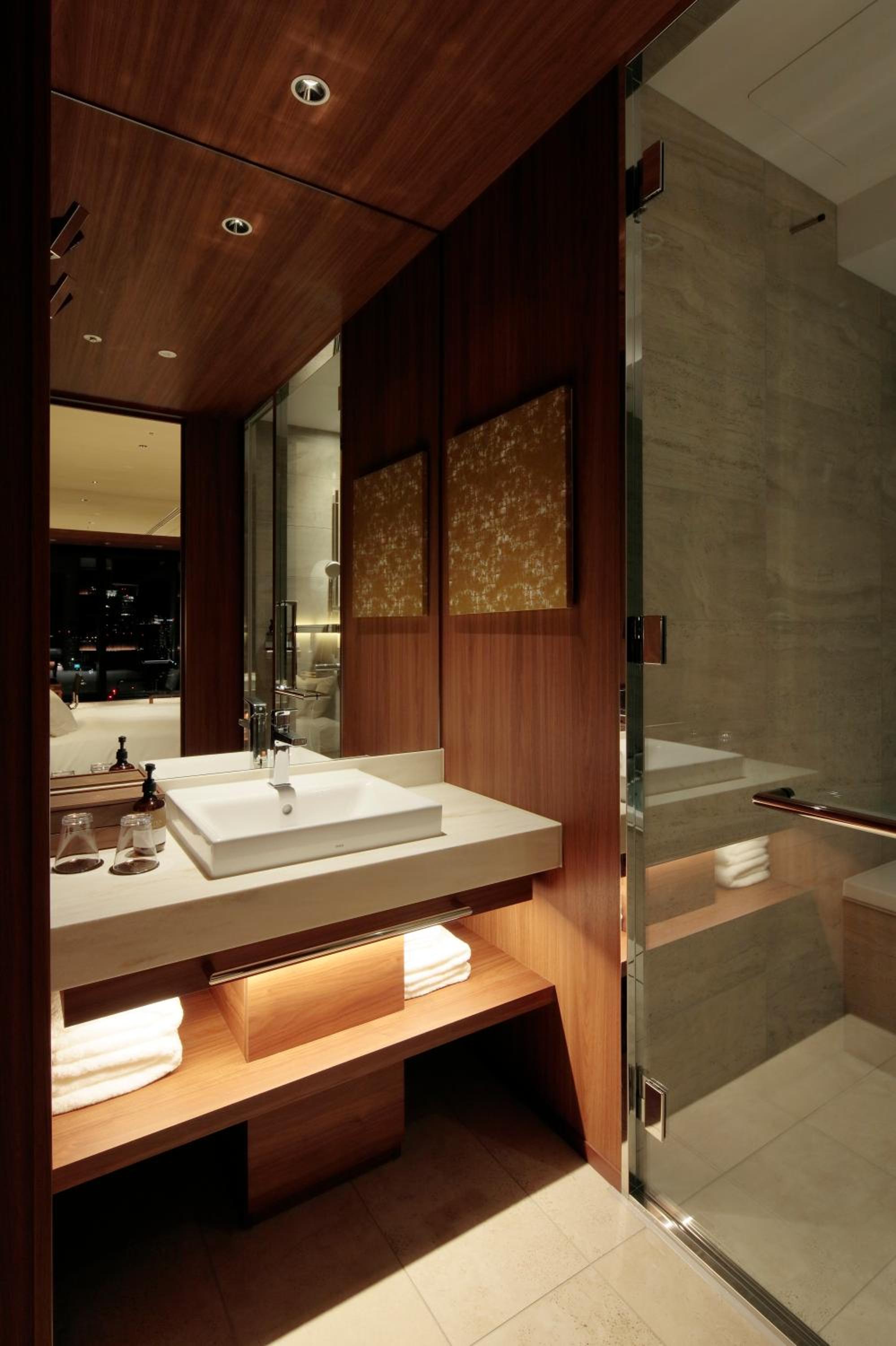 Luxury Corner King Room - Non-Smoking - Photo 3