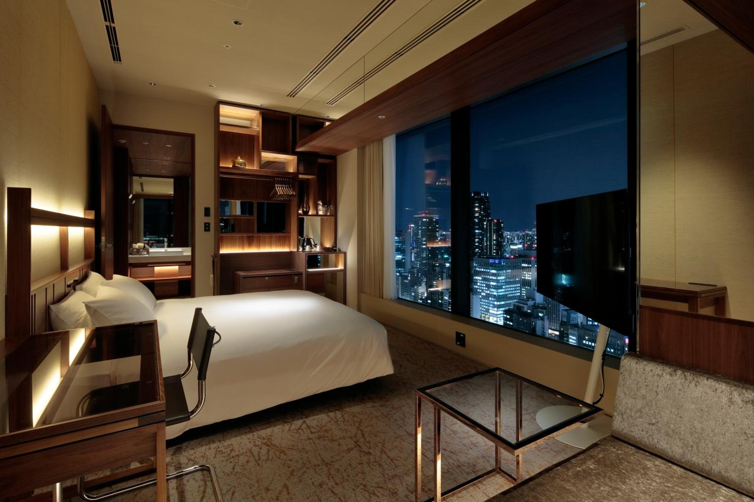 Luxury Corner King Room - Non-Smoking - Photo 4