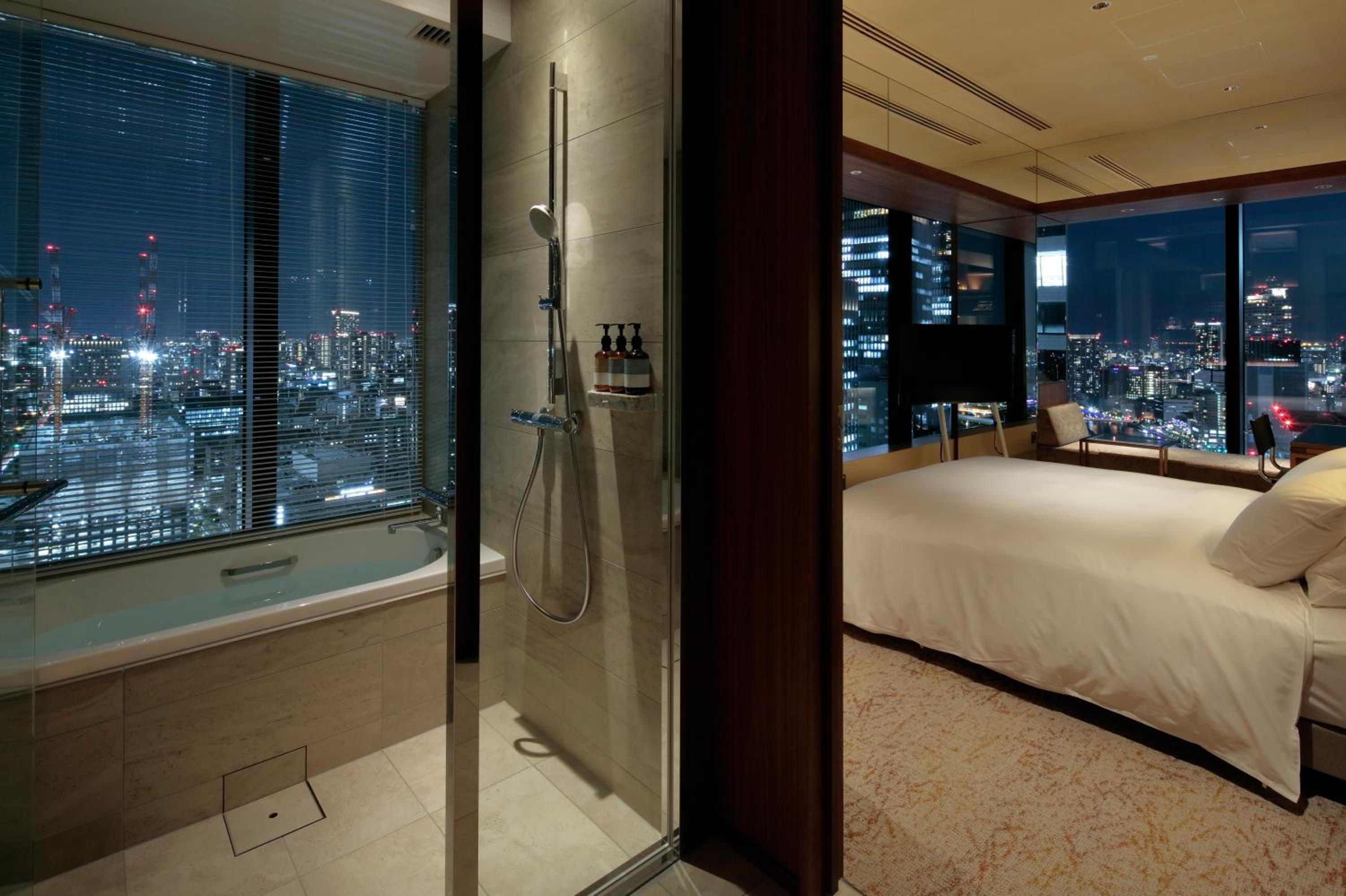 Luxury Corner King Room - Non-Smoking - Photo 6