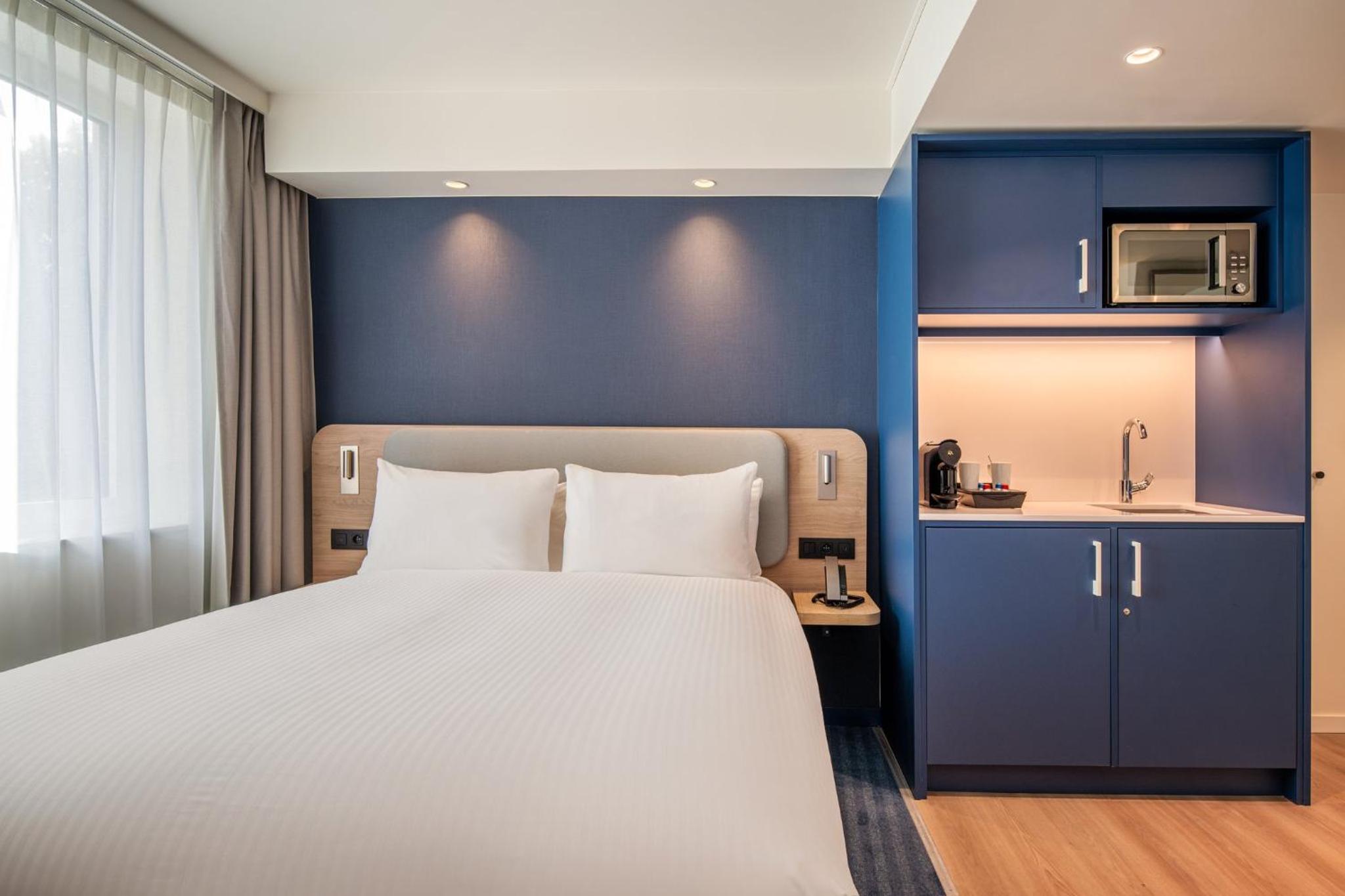 Queen Suite with Kitchenette - Photo 8