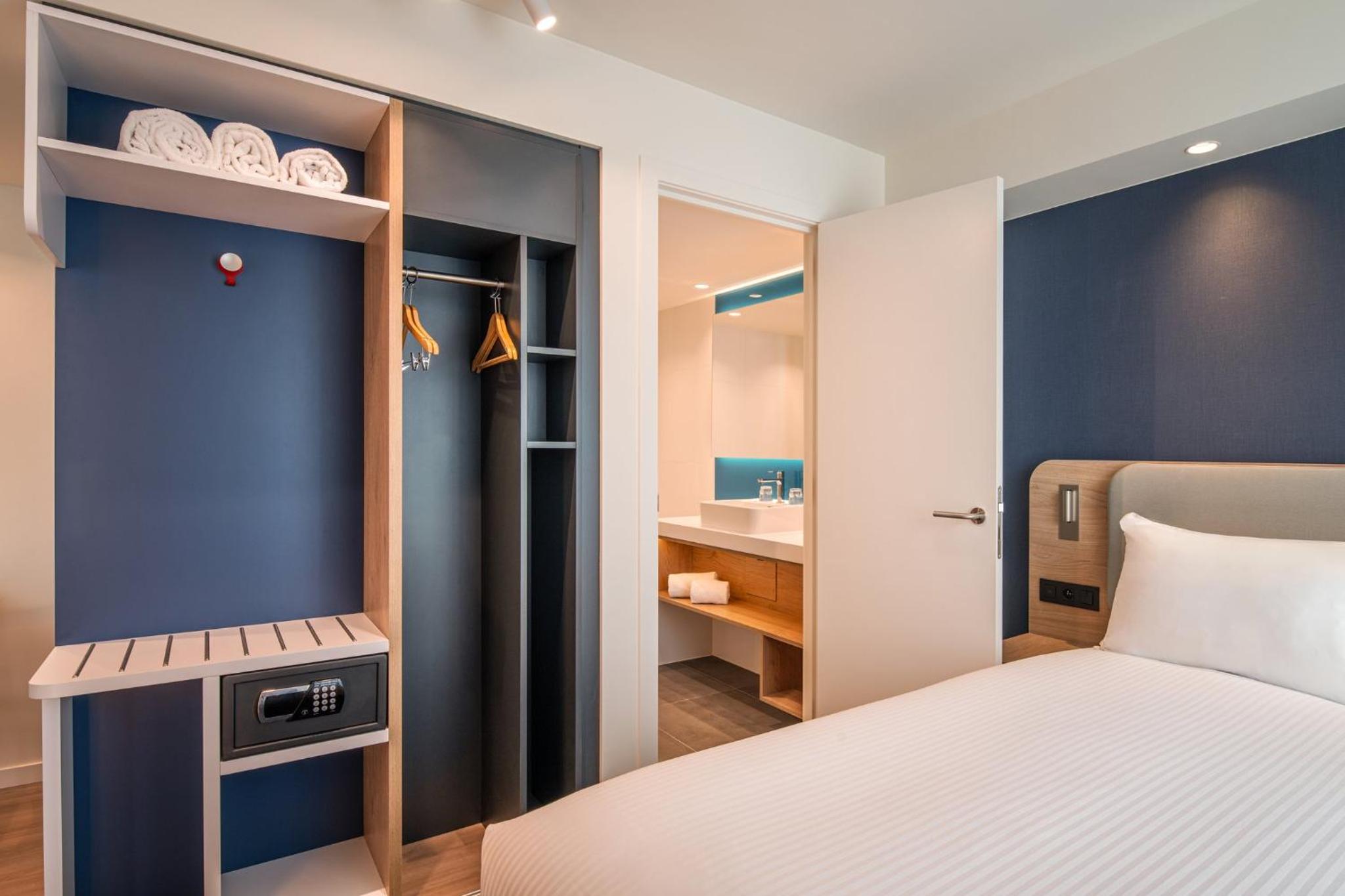Queen Suite with Kitchenette and Sofa Bed - Photo 7
