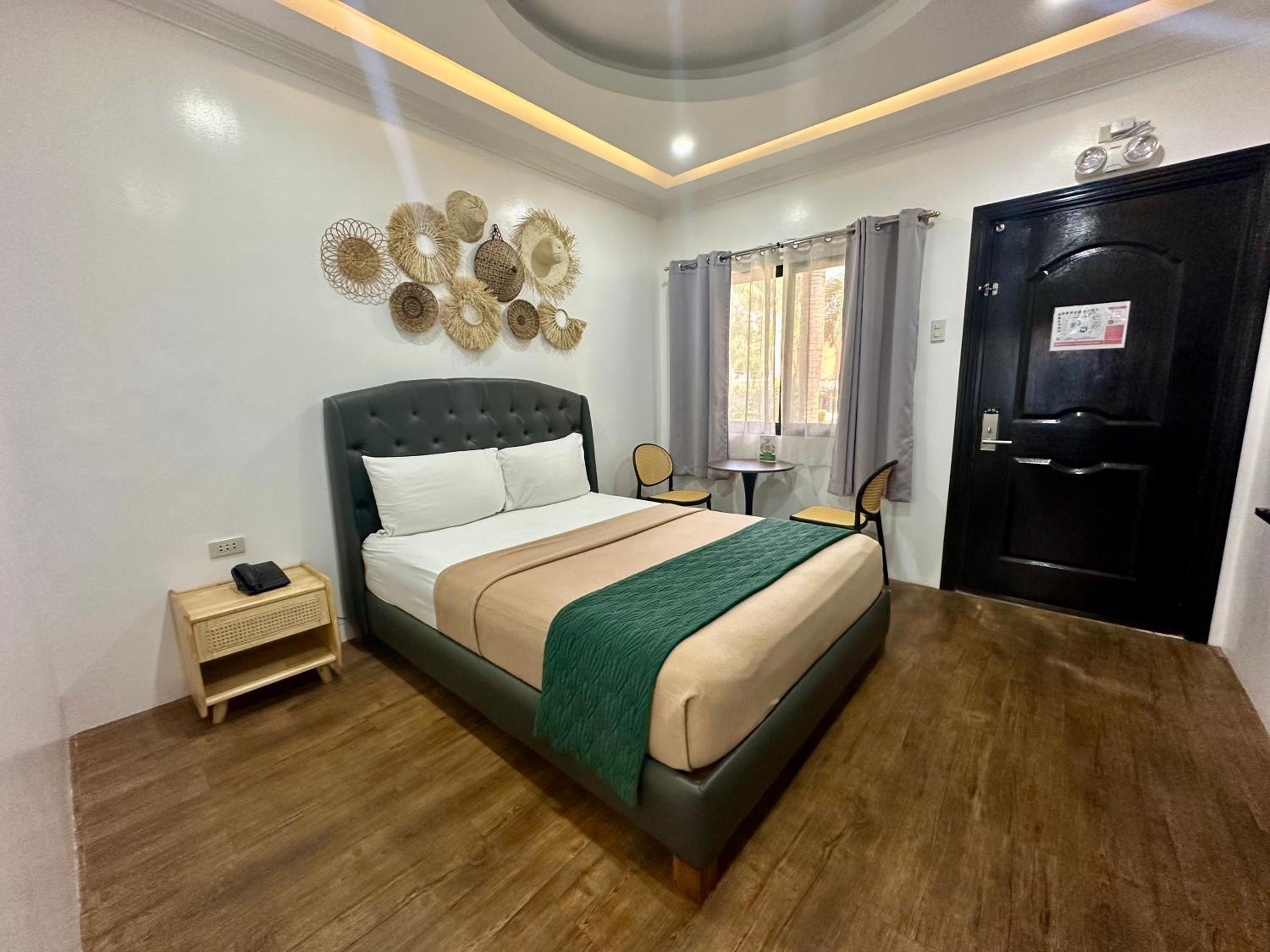 Standard Queen Room - Photo 13