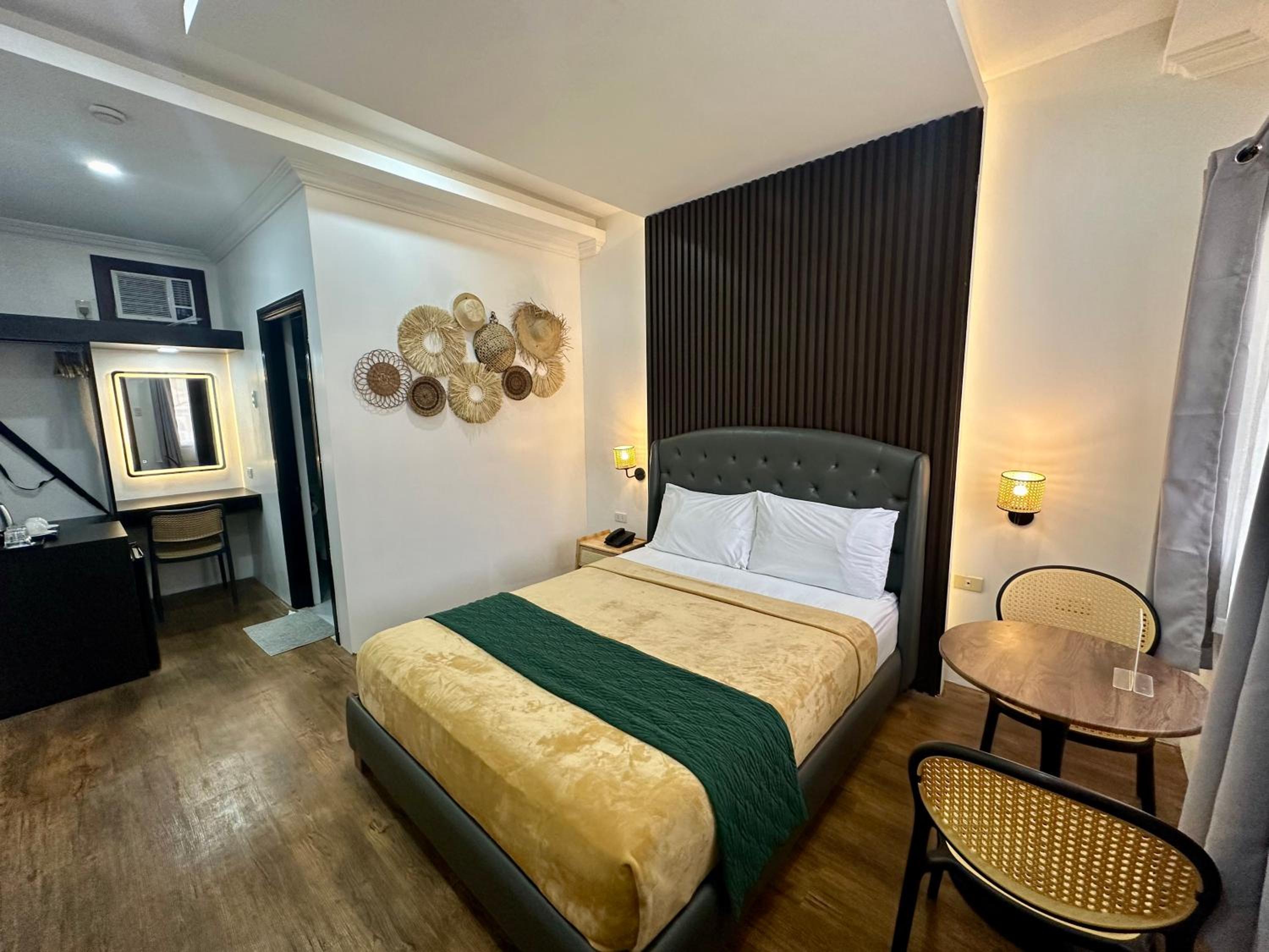 Standard Queen Room - Photo 12