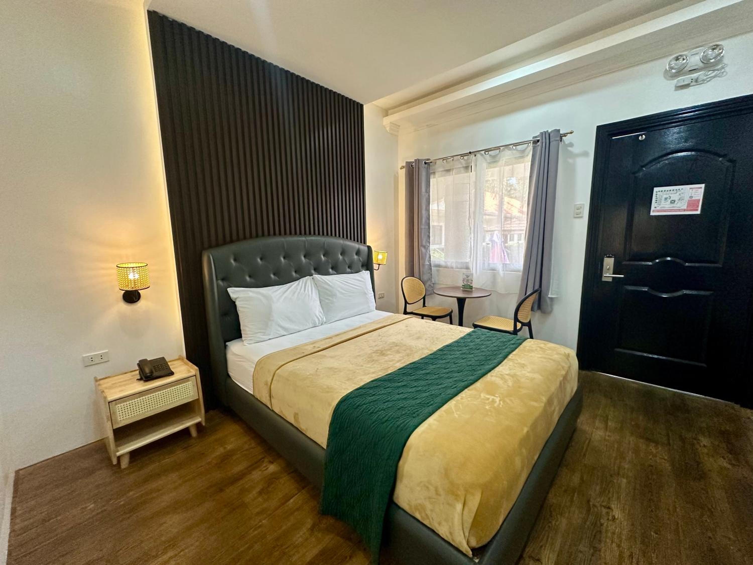 Standard Queen Room - Photo 11