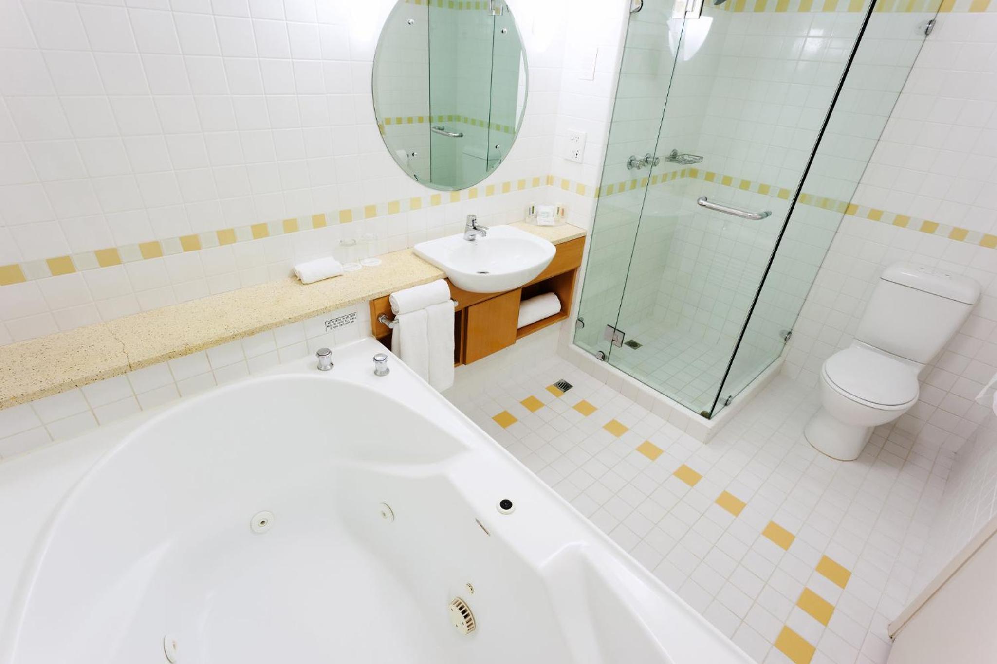 Premium Queen Room with Jetted Tub - Photo 4