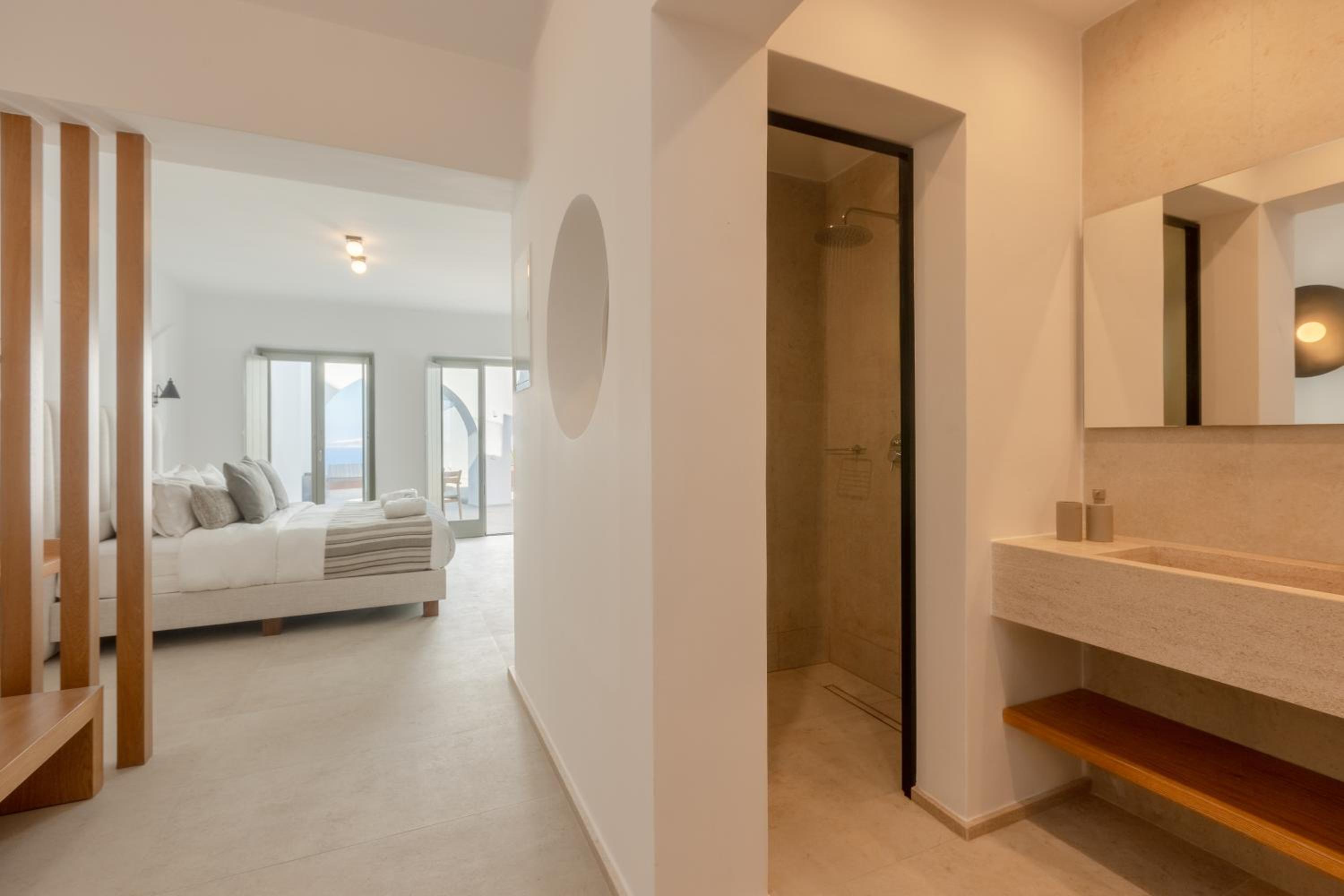 Deluxe Cliffside Suite with Private Infinity Pool & Heated Outdoor Jetted Tub - Caldera View