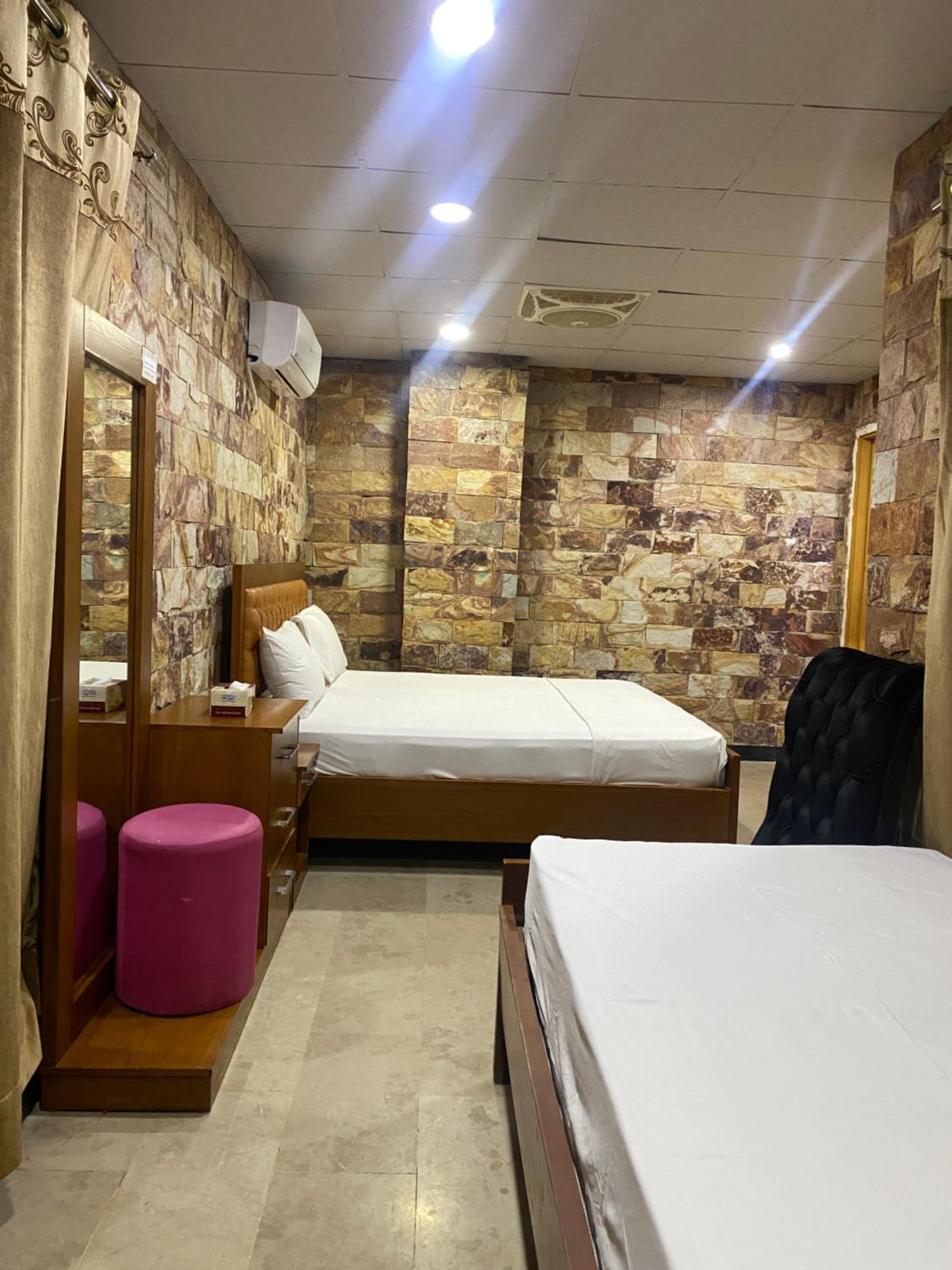Standard King Room photo 3